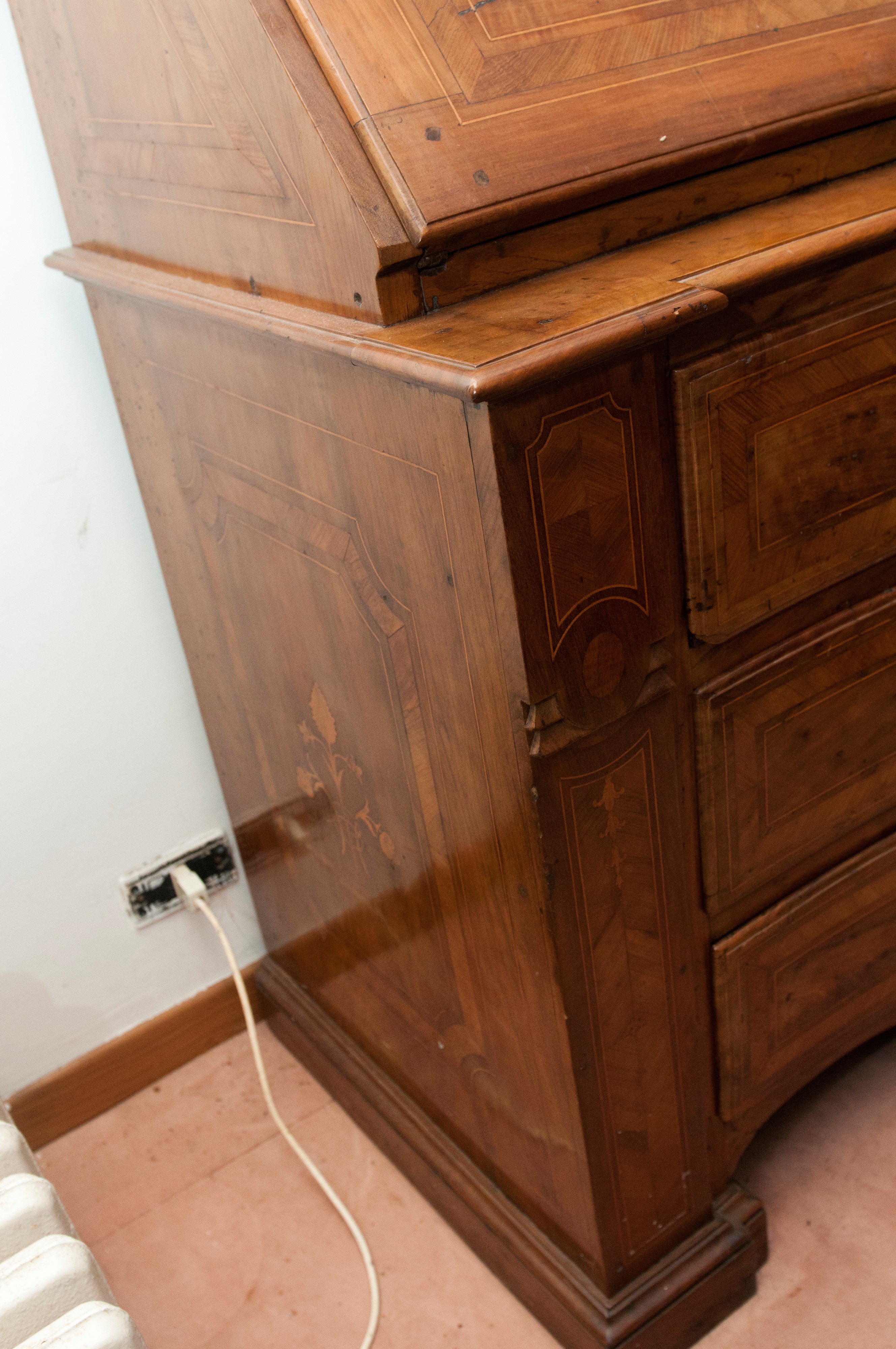 Cassettone in legno di noce con ribalta, XVIII secolo