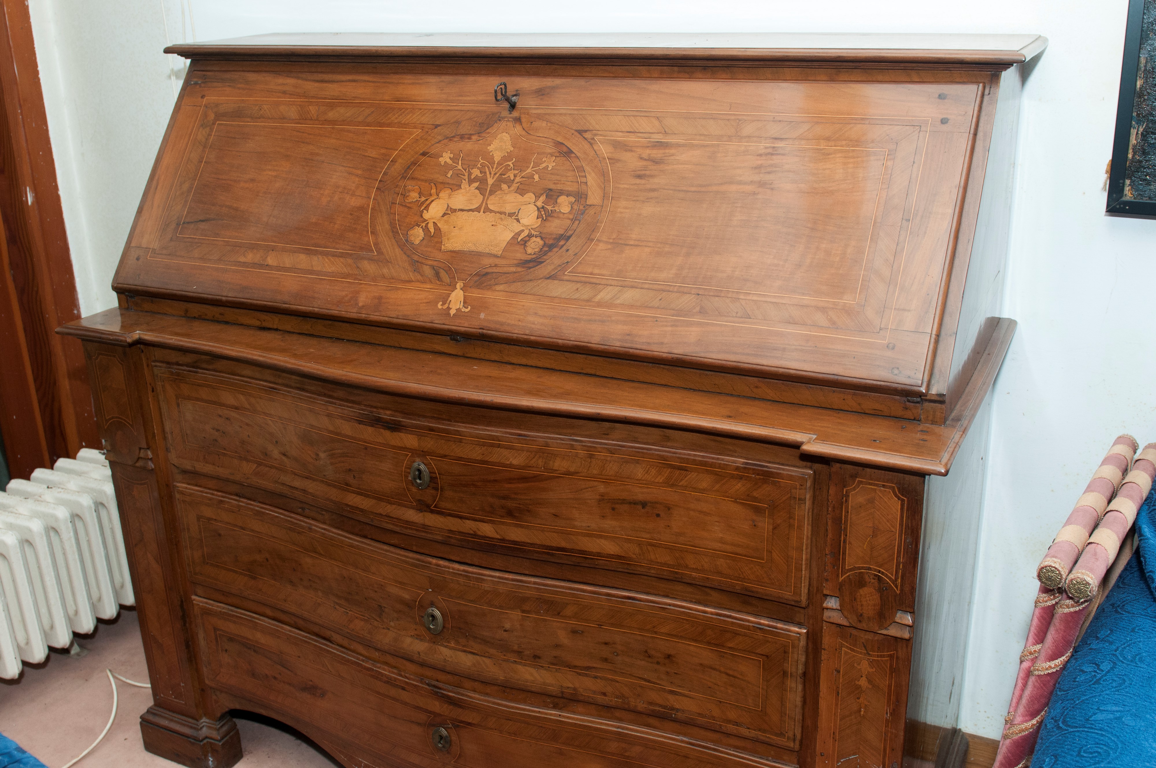 Cassettone in legno di noce con ribalta, XVIII secolo