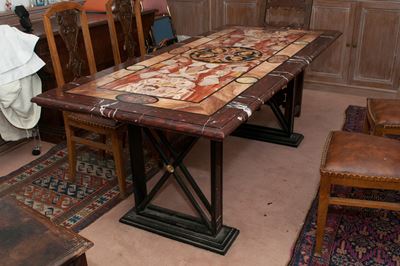 Tavolo con piano in marmo policromo e base in metallo brunito ed ottone, XX secolo