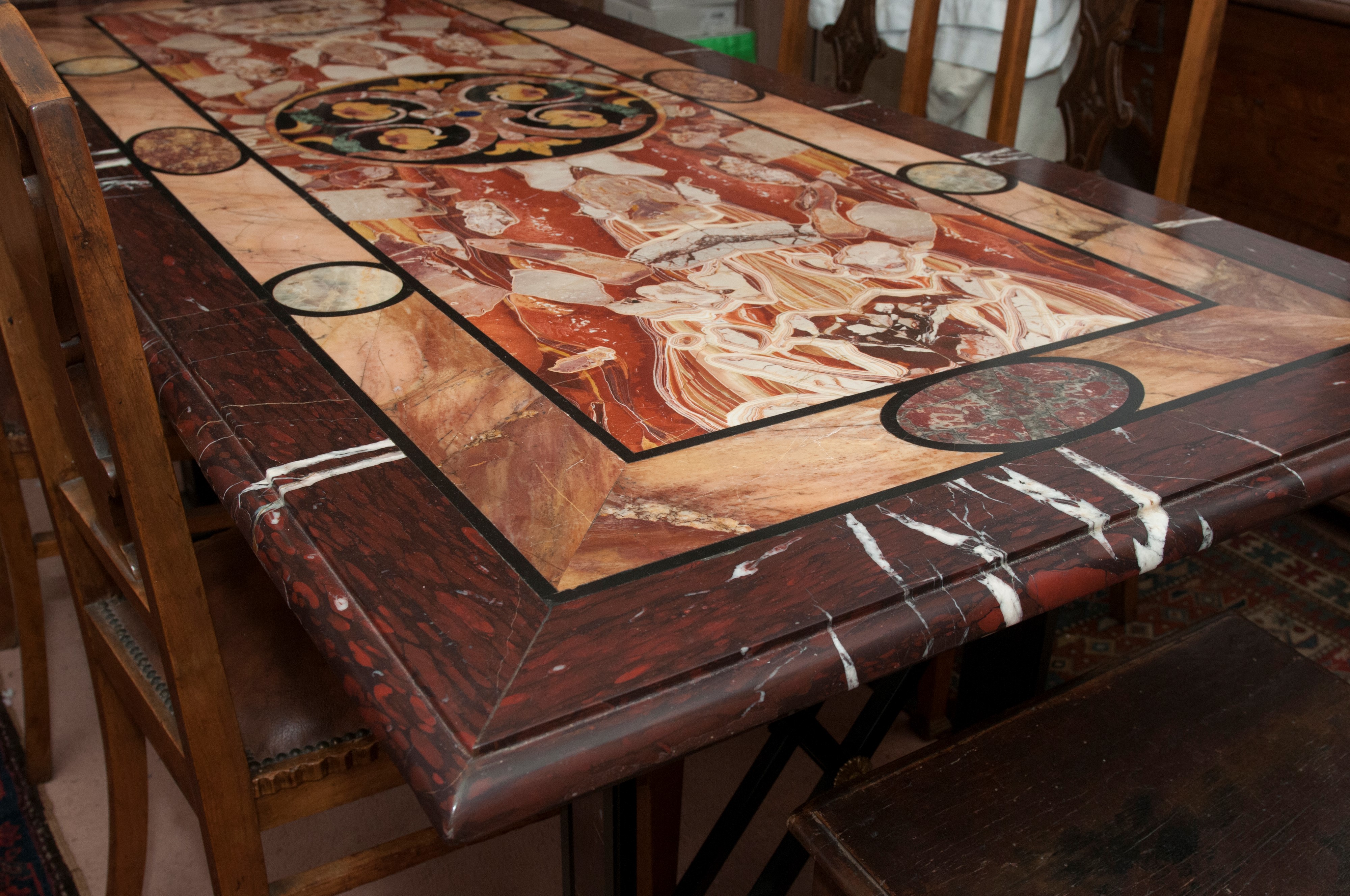 Tavolo con piano in marmo policromo e base in metallo brunito ed ottone, XX secolo