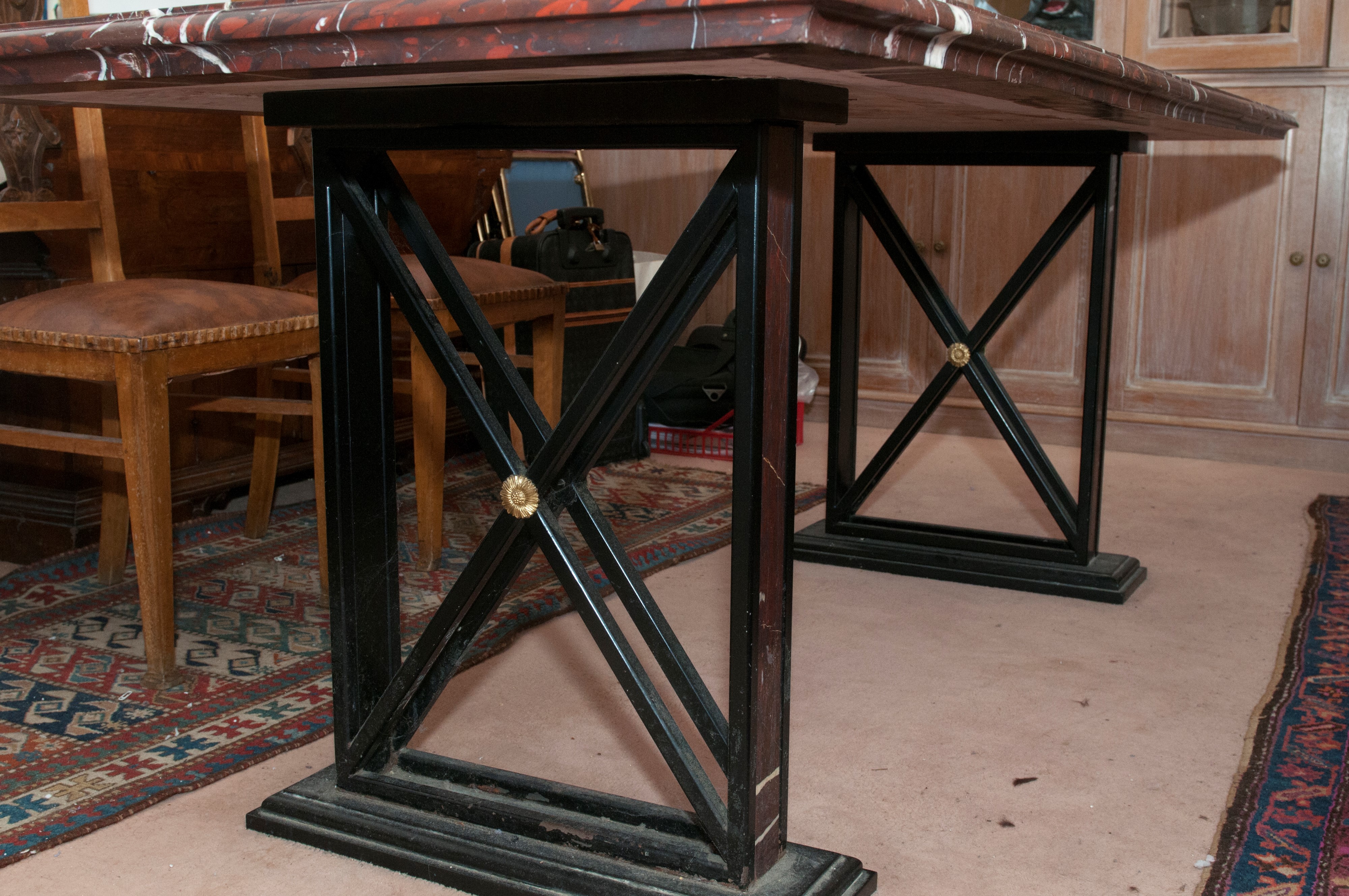 Tavolo con piano in marmo policromo e base in metallo brunito ed ottone, XX secolo