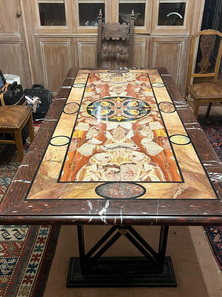 Tavolo con piano in marmo policromo e base in metallo brunito ed ottone, XX secolo