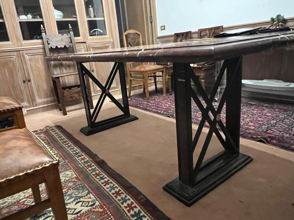 Tavolo con piano in marmo policromo e base in metallo brunito ed ottone, XX secolo