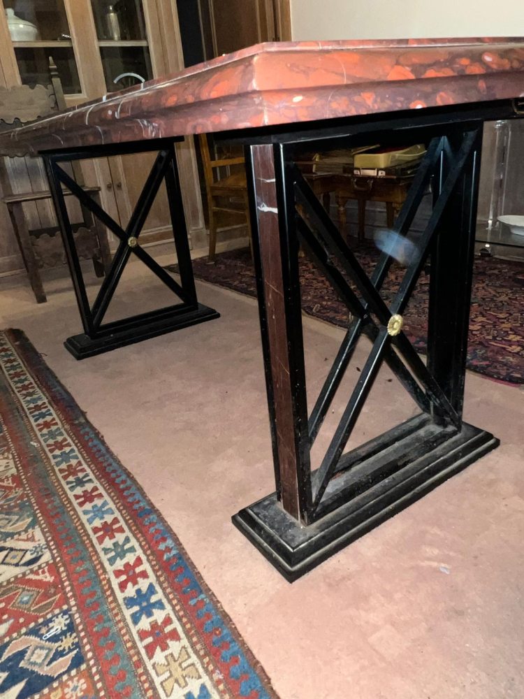 Tavolo con piano in marmo policromo e base in metallo brunito ed ottone, XX secolo