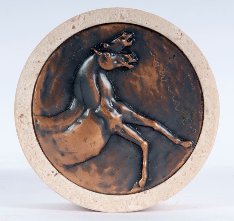 Bruno Cassinari - Fermacarte rotondo in travertino con basso rilievo in metallo bronzato