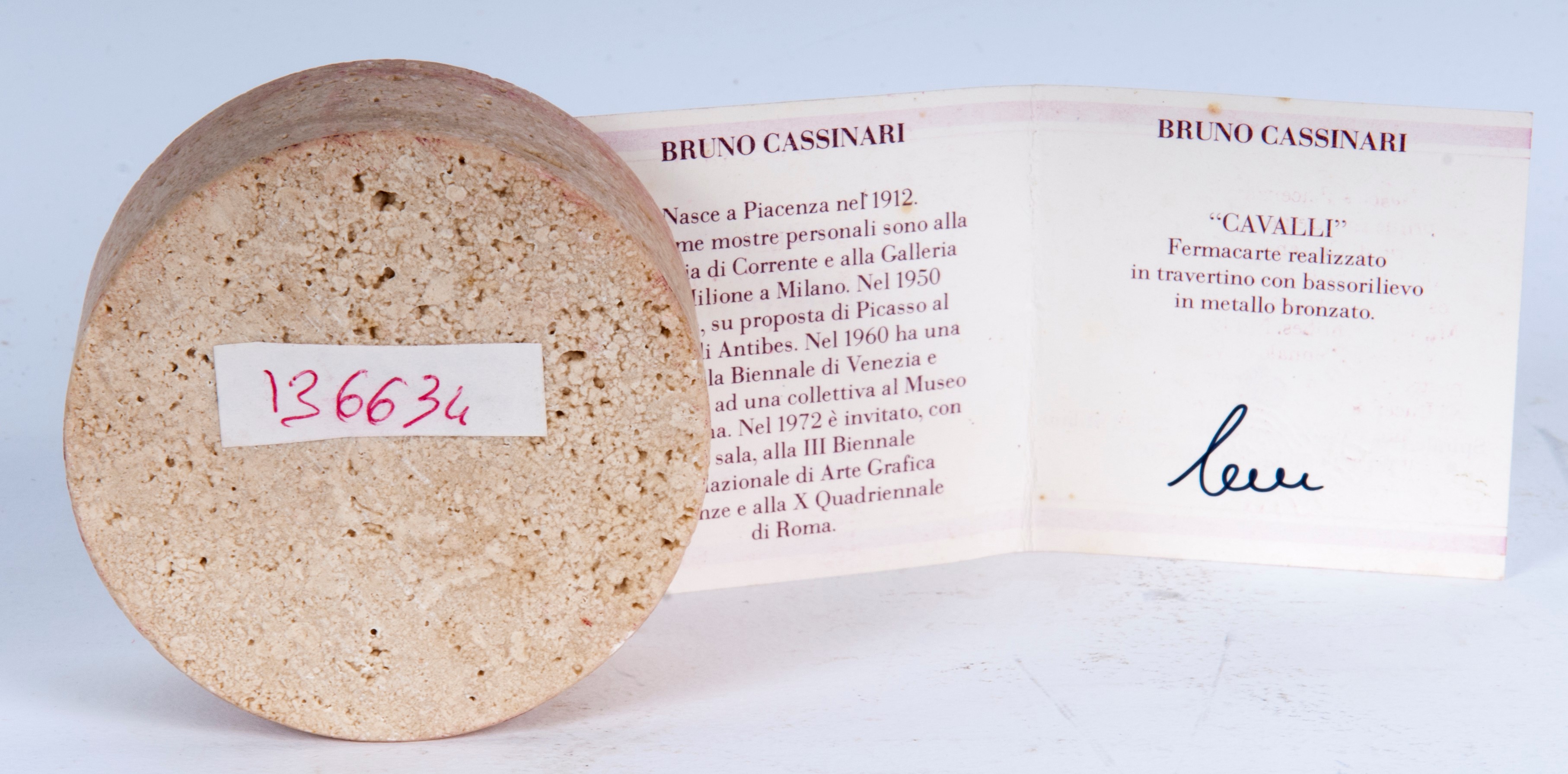 Bruno Cassinari - Fermacarte rotondo in travertino con basso rilievo in metallo bronzato