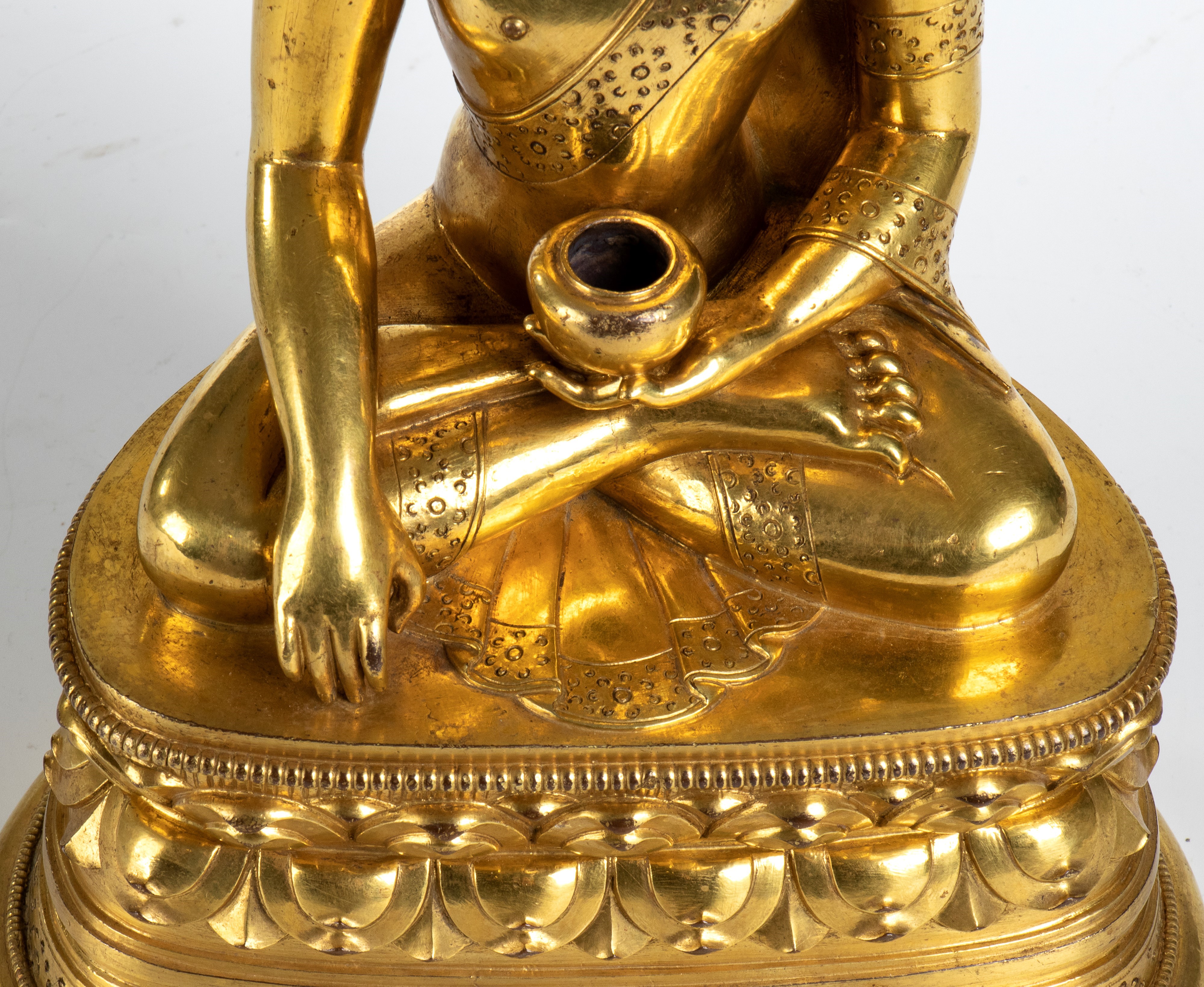 Figura di Buddha in bronzo dorato