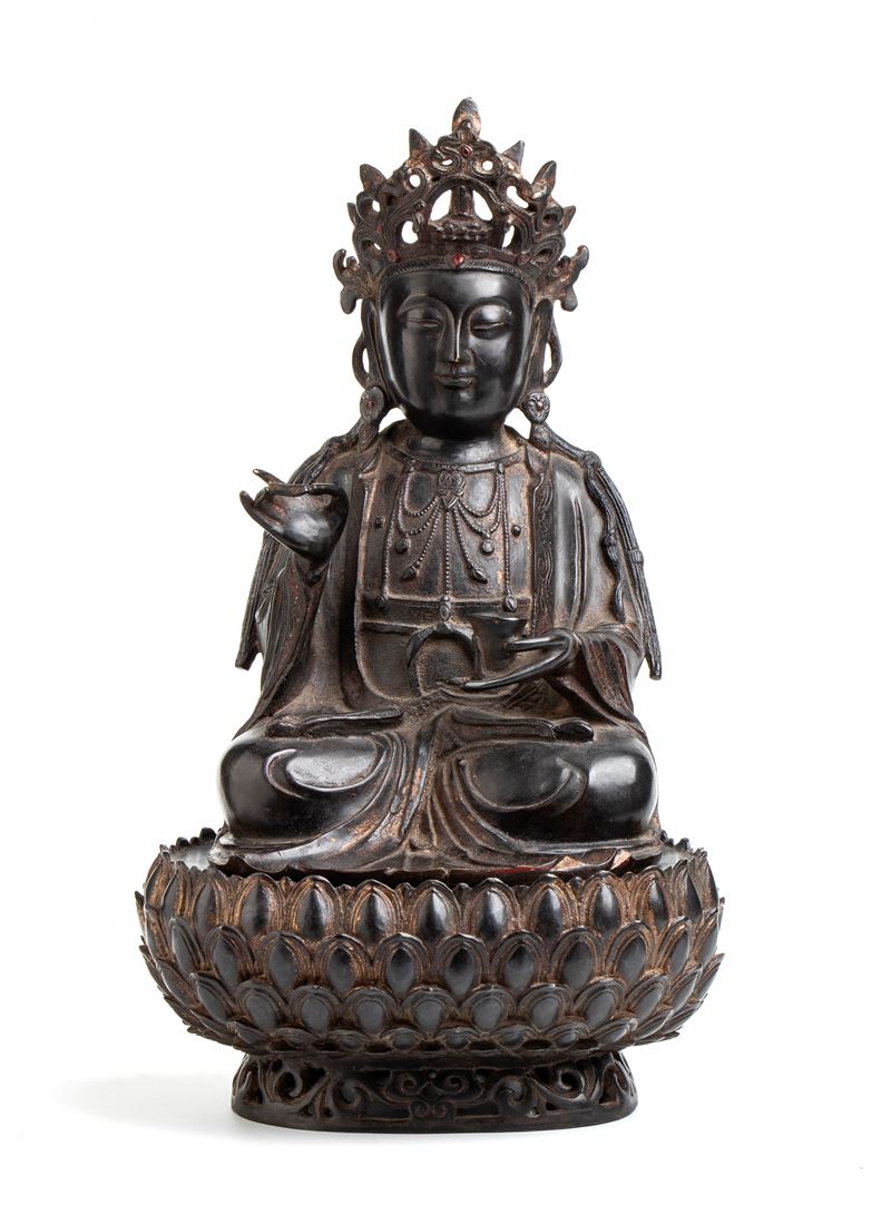 Figura in bronzo di Bodhisattva su insolita base a forma di petali di loto a più livelli