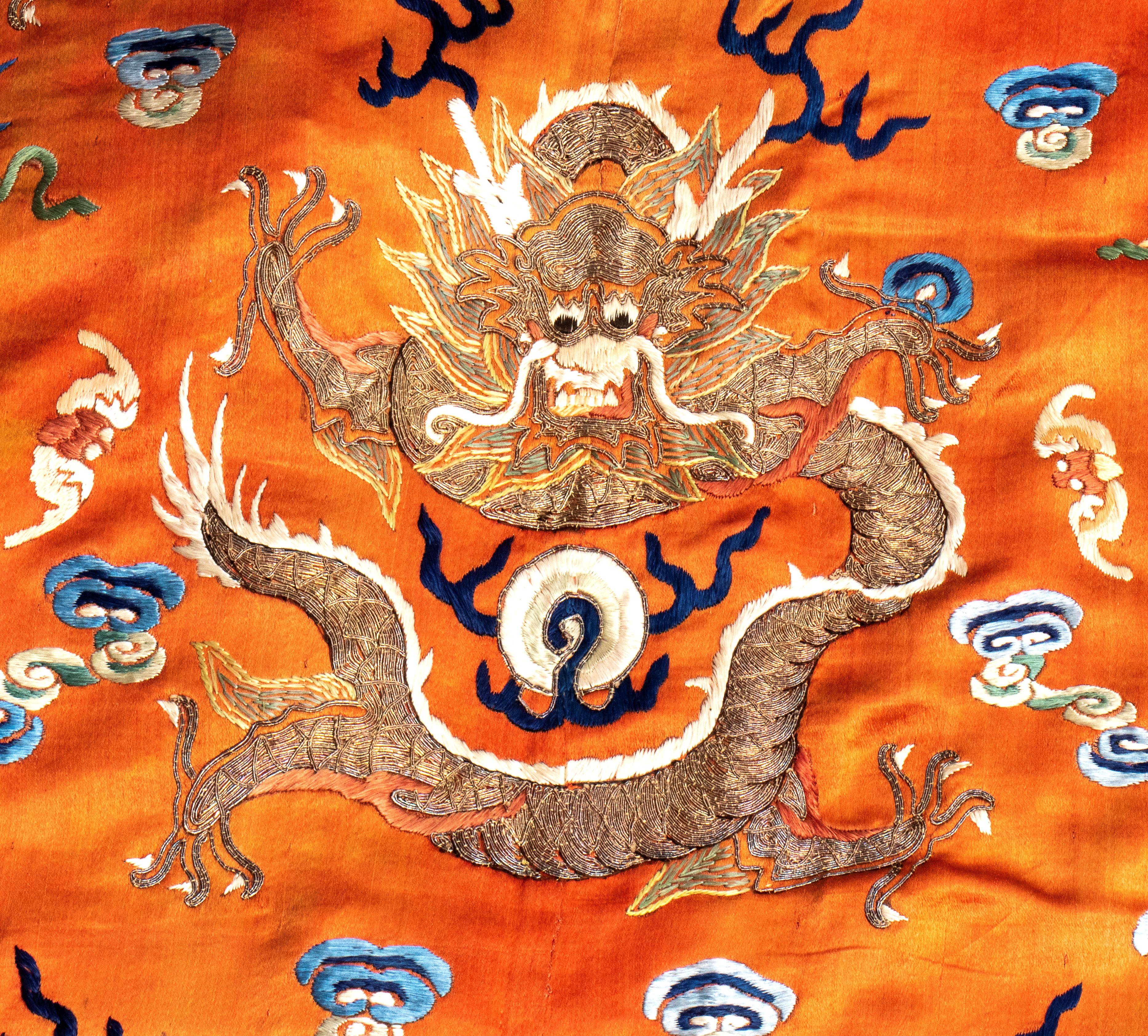 Abito cinese in raso arancione, dinastia Qing, XIX secolo
