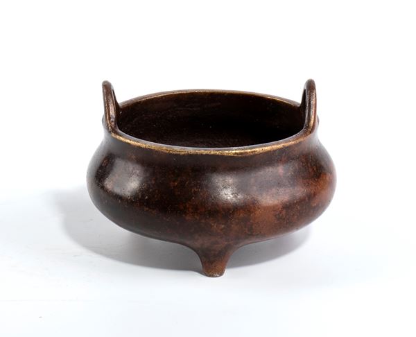 Un incensiere tripode In bronzo, Cina