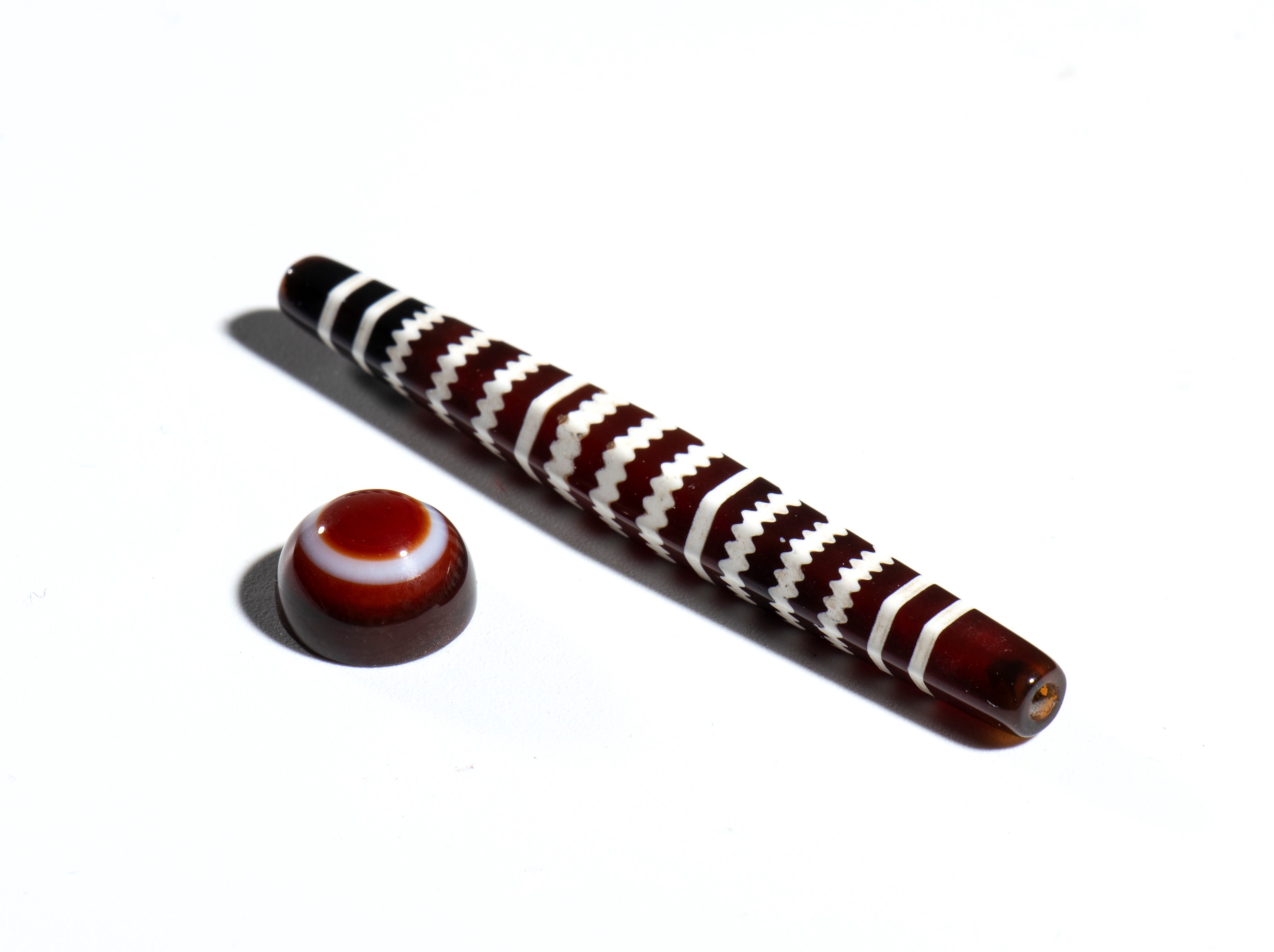 Perla tubolare e placchetta in agata, Cina