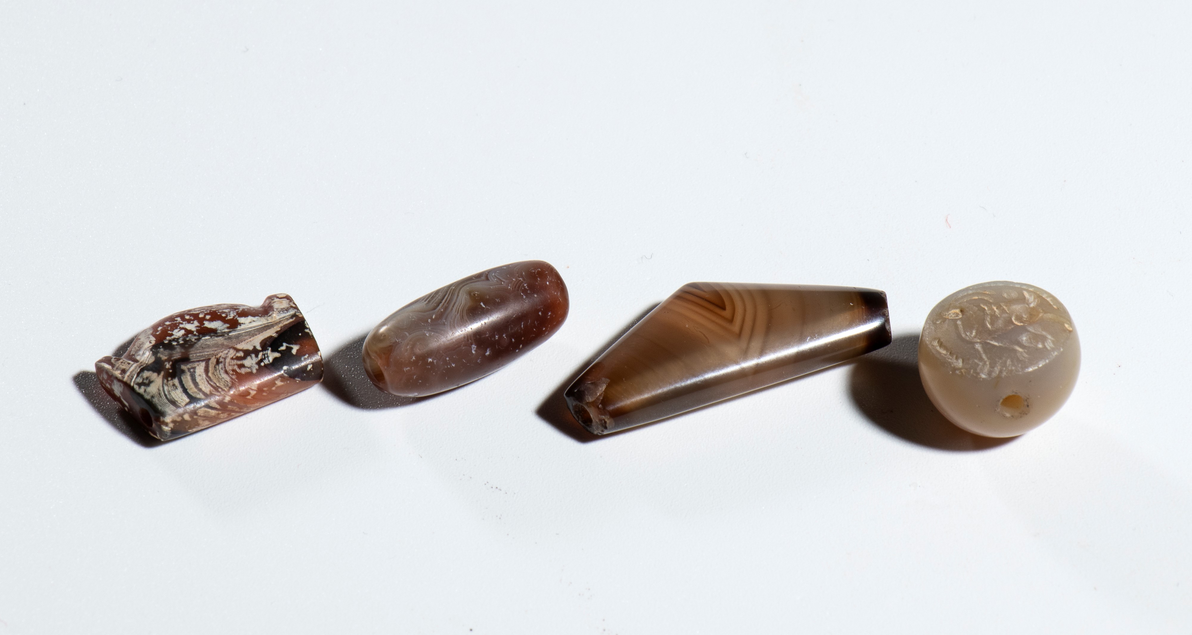 Gruppo di perle e sigillo, Cina e Iran