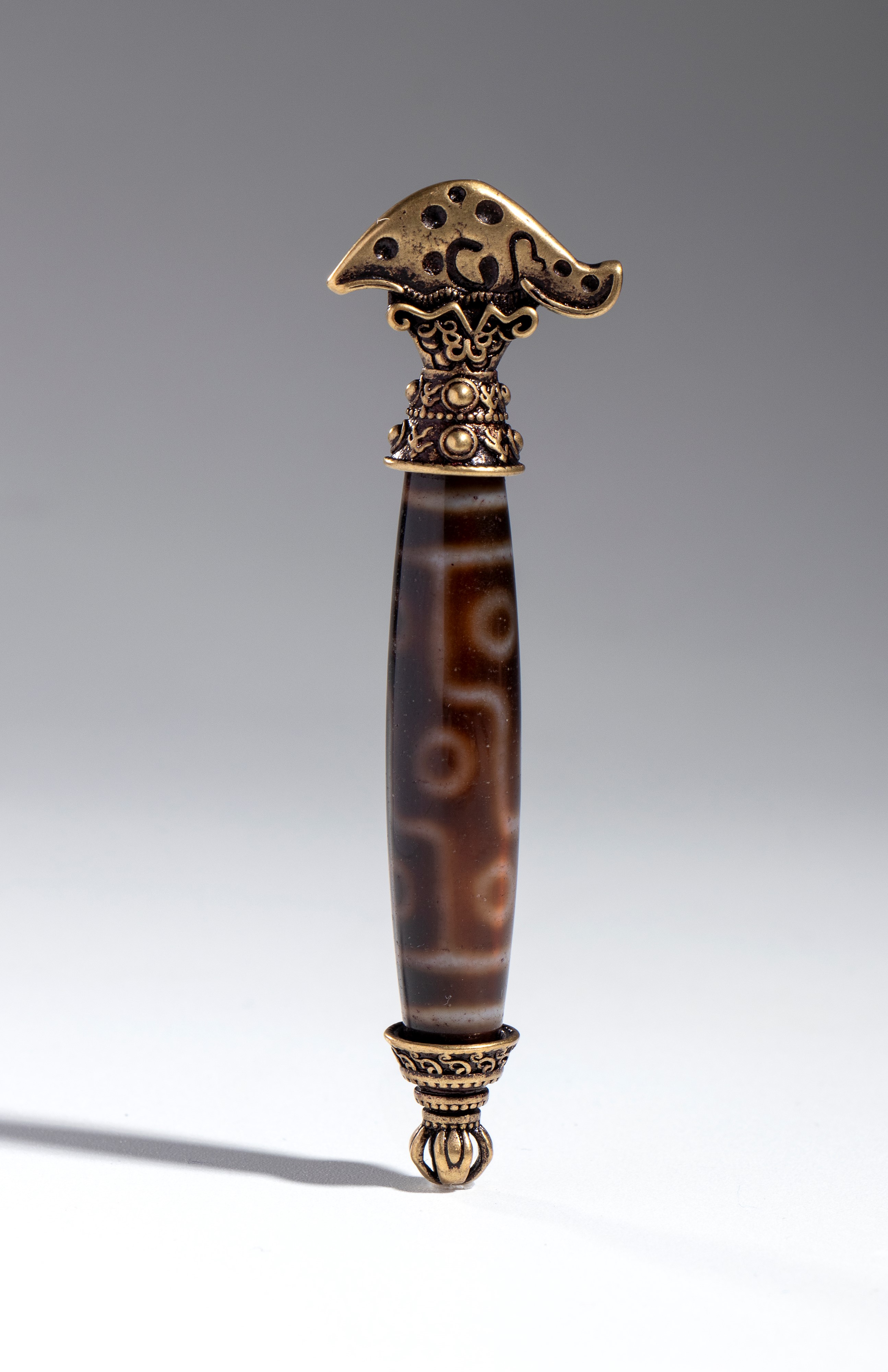 Dzi da preghiere in agata e bronzo legato, Cina