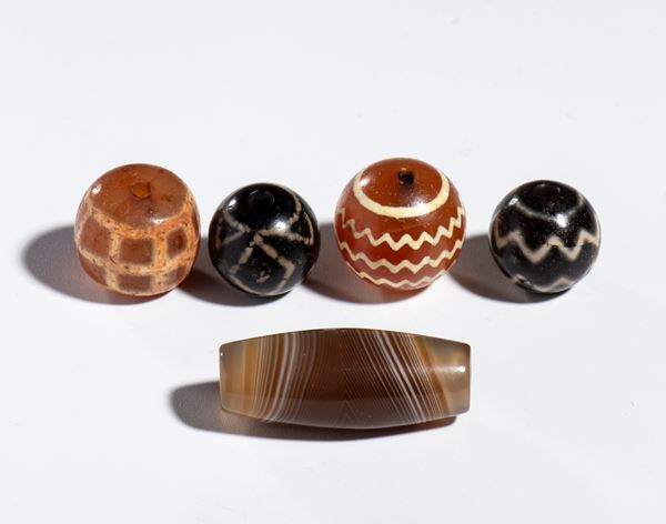 "Xiang Shi" set agate beads and "Chan Si" veined agate bead, China