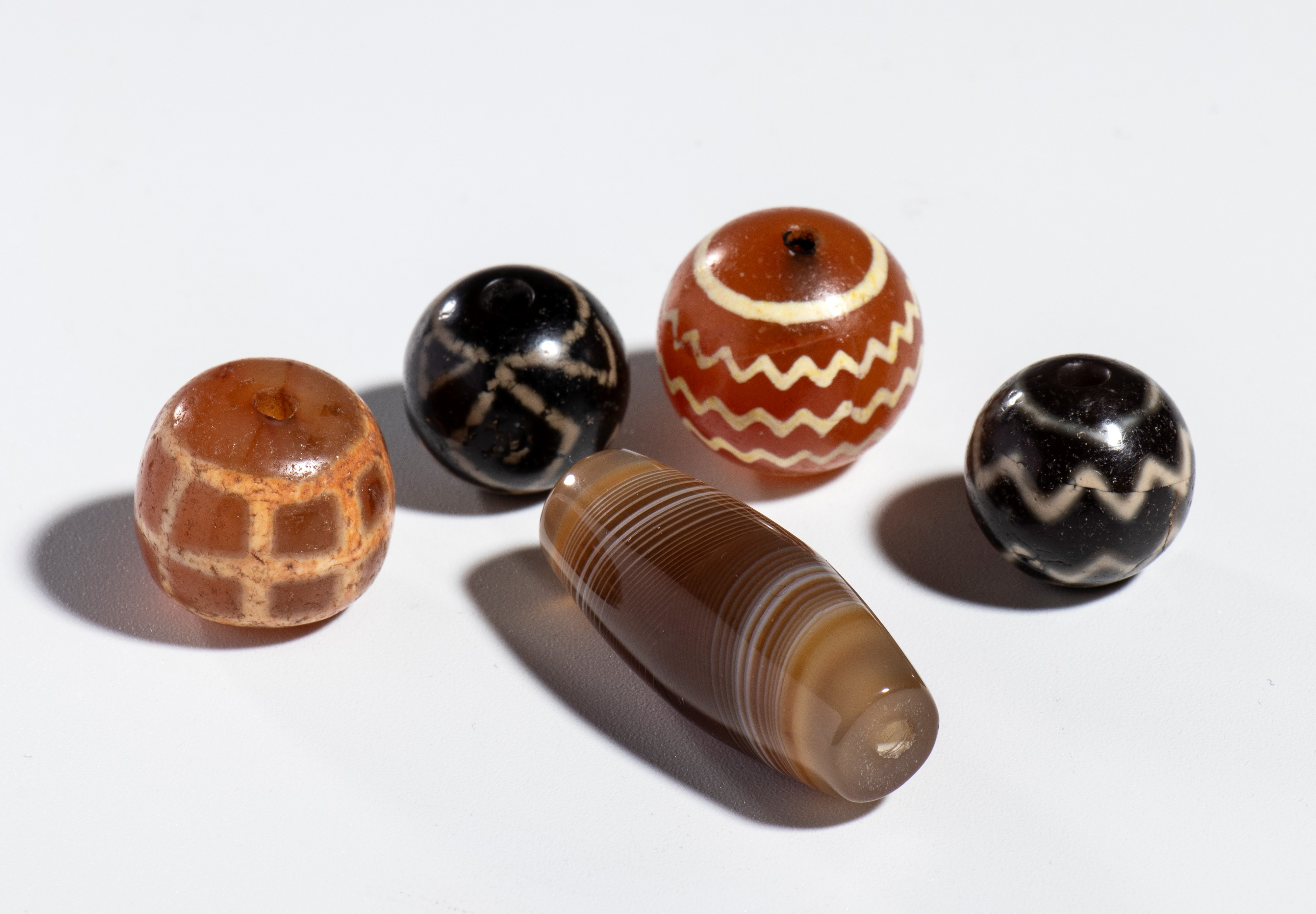 Perle in agata incastonata "Xiang Shi" e perla in agata a venature "Chan Si", Cina