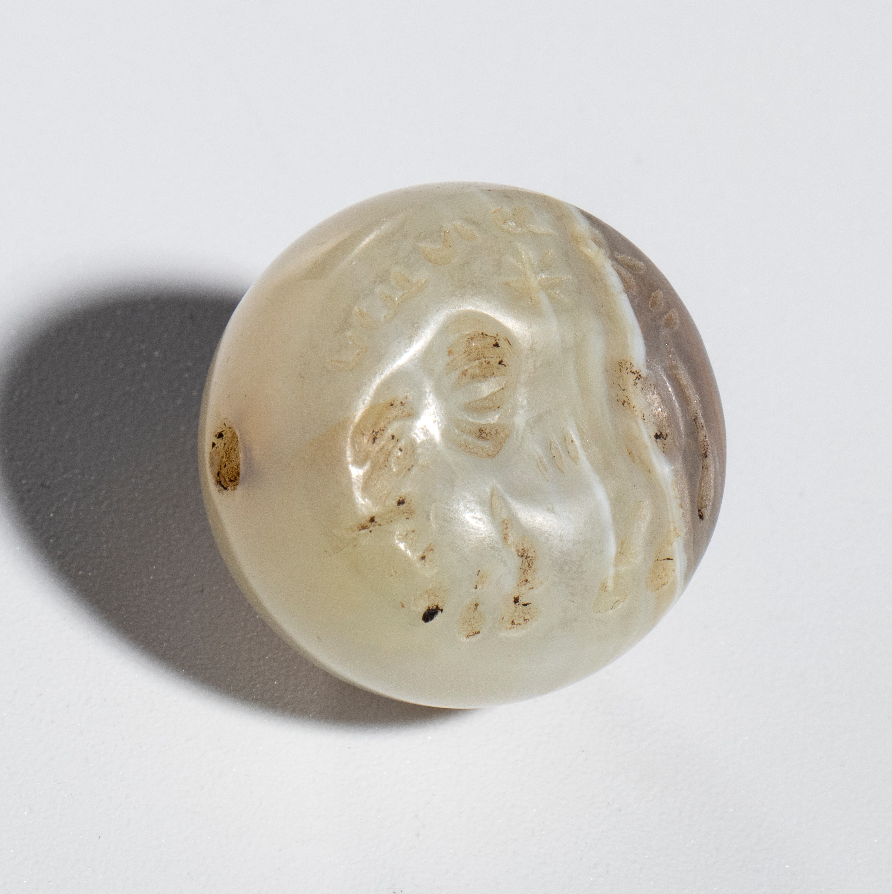 Gruppo di Sigilli sasanide in agata e perle in agata a venature, Iran e Cina