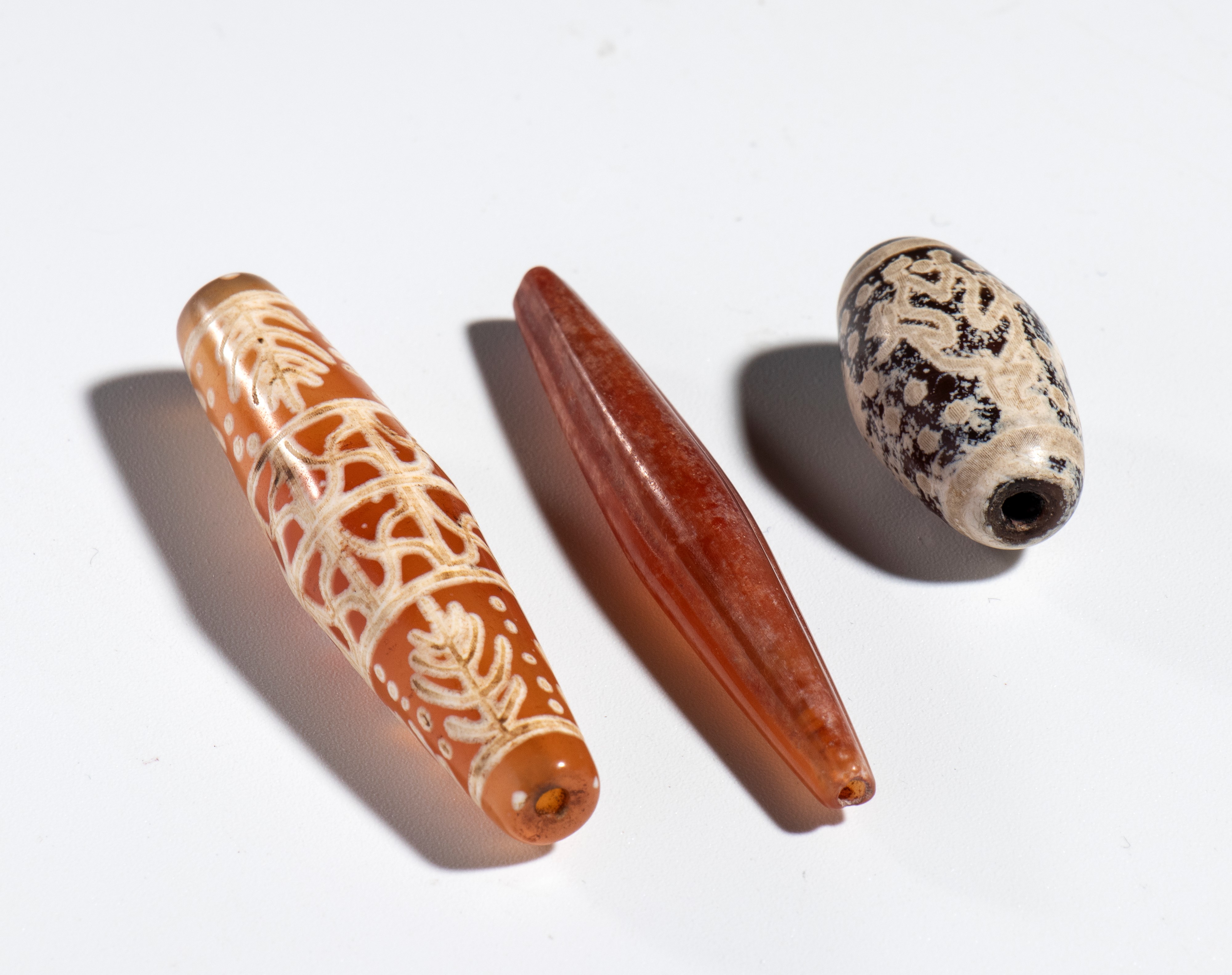 Gruppo di tre perle tubolari in agata "Xiang Shi", Cina