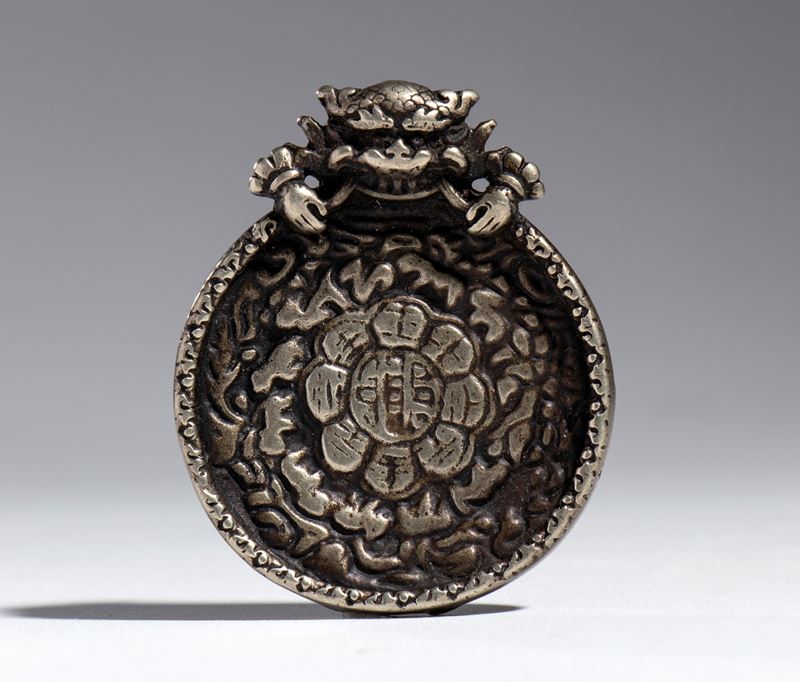 Ornamento pendente decorato con Bagua e Jiugong in bronzo legato. Cina