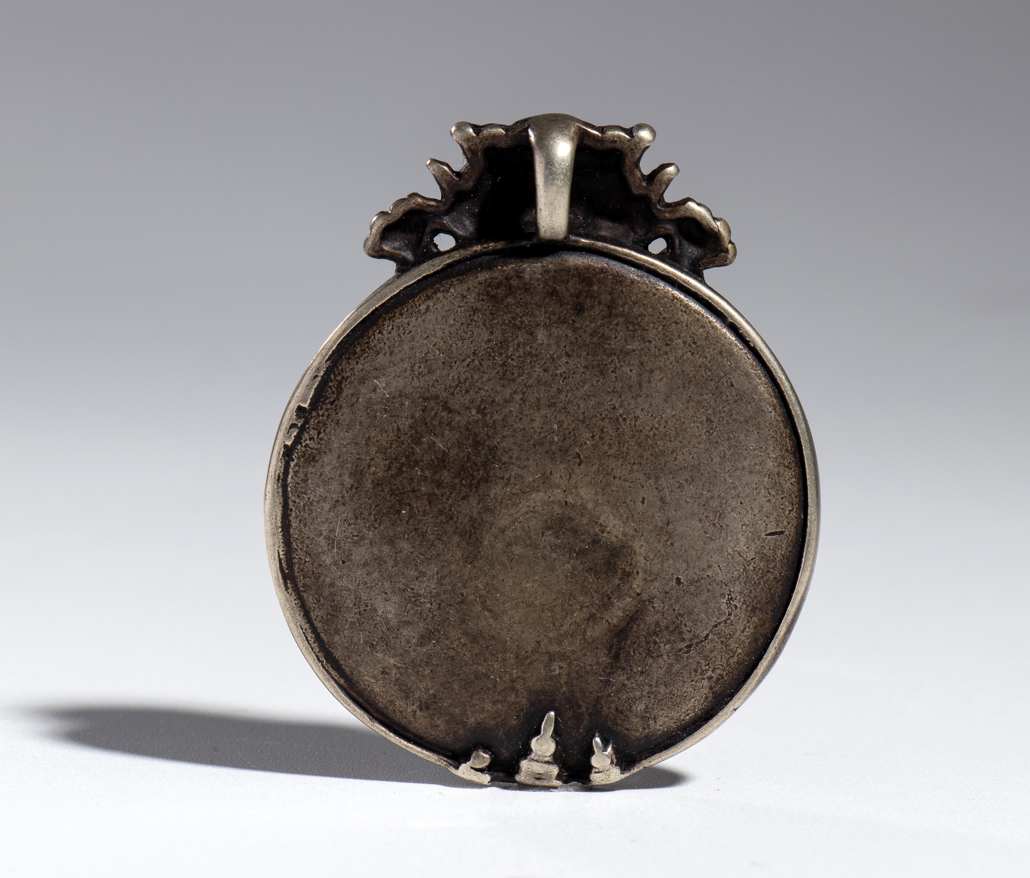 Ornamento pendente decorato con Bagua e Jiugong in bronzo legato. Cina