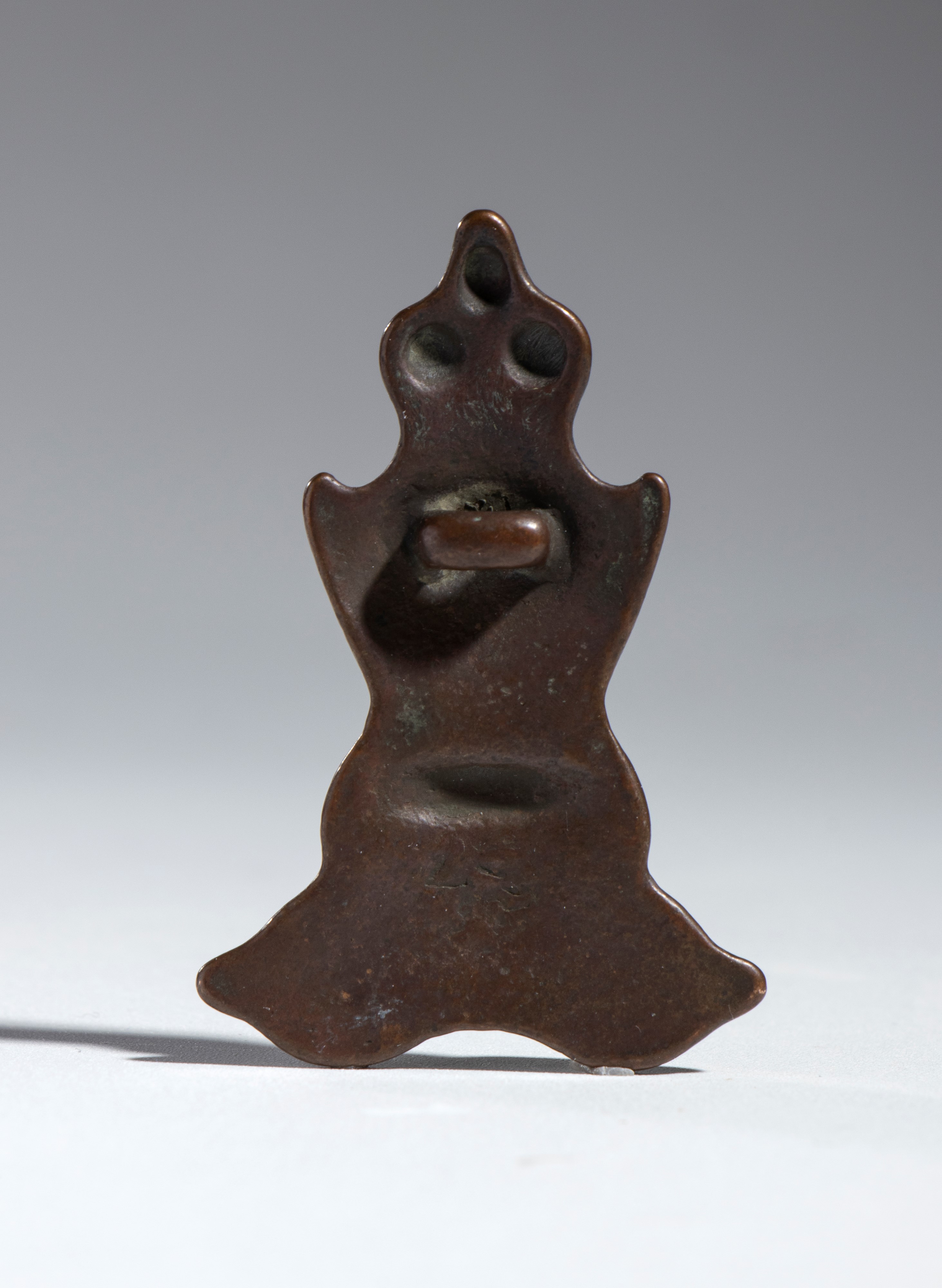 Amuleto buddhsta in bronzo legato, Cina