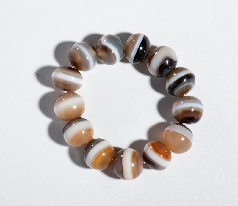 Bracciale di perle in agata bianca e nera, Cina