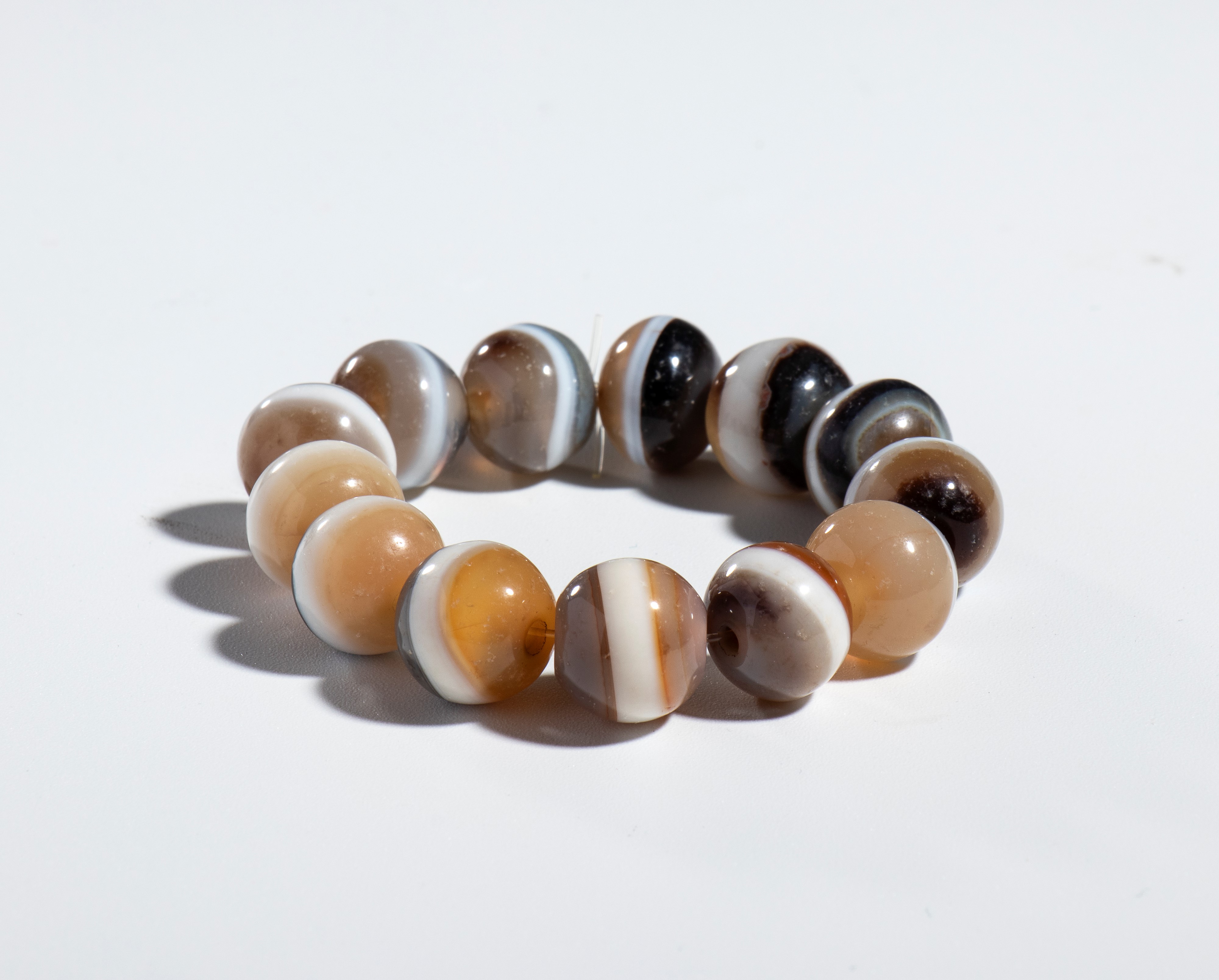 Bracciale di perle in agata bianca e nera, Cina