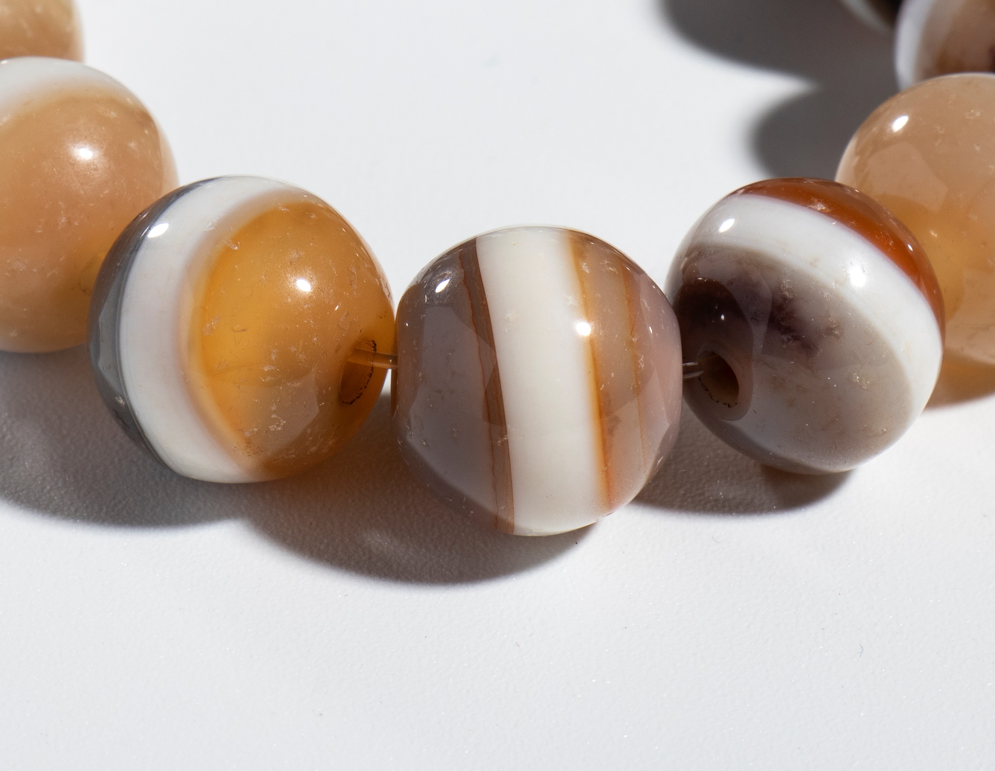 Bracciale di perle in agata bianca e nera, Cina