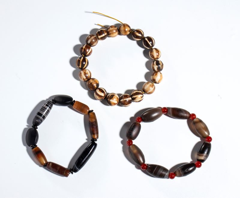 Gruppo di tre Bracciali in perle e agata, Cina