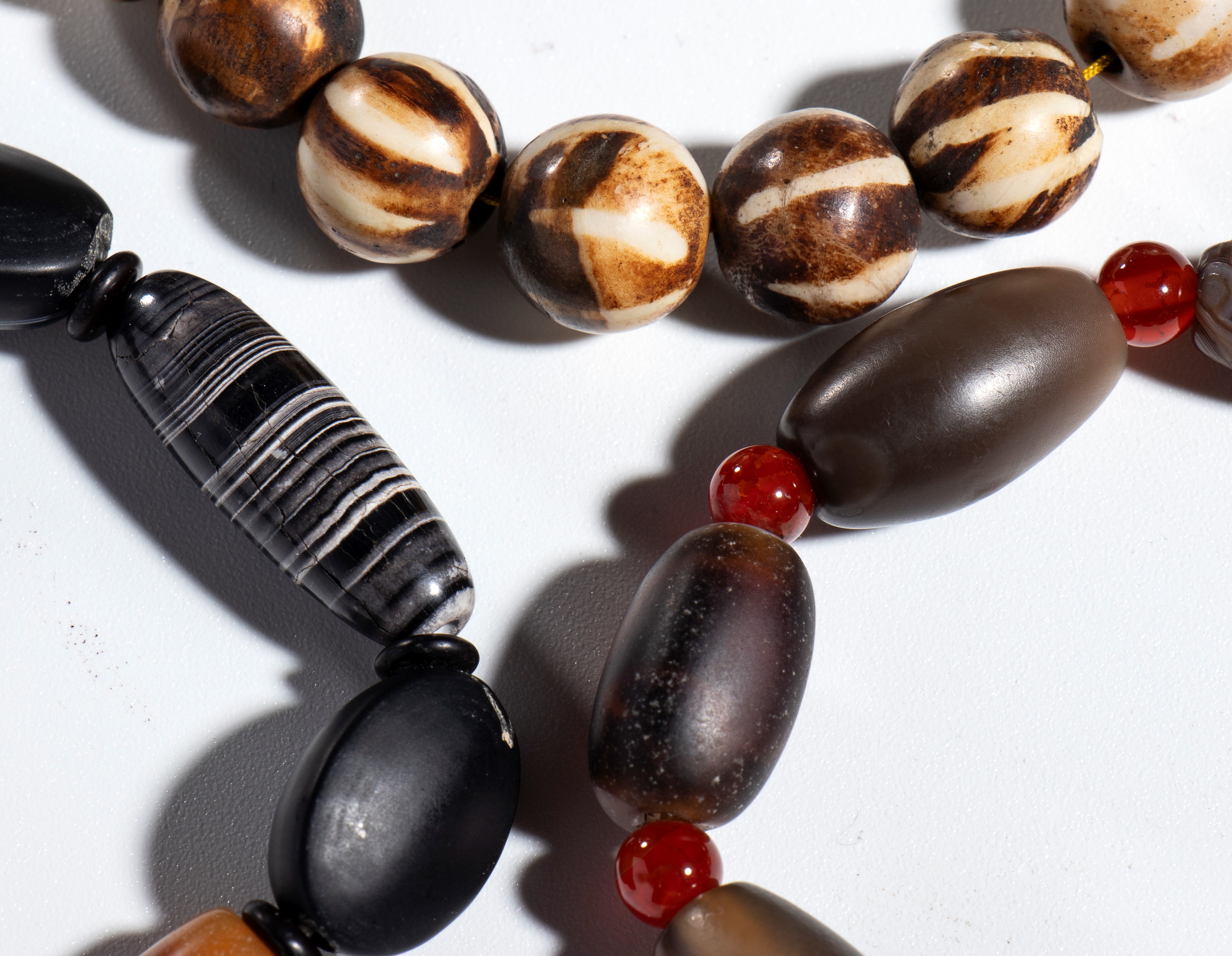 Gruppo di tre Bracciali in perle e agata, Cina