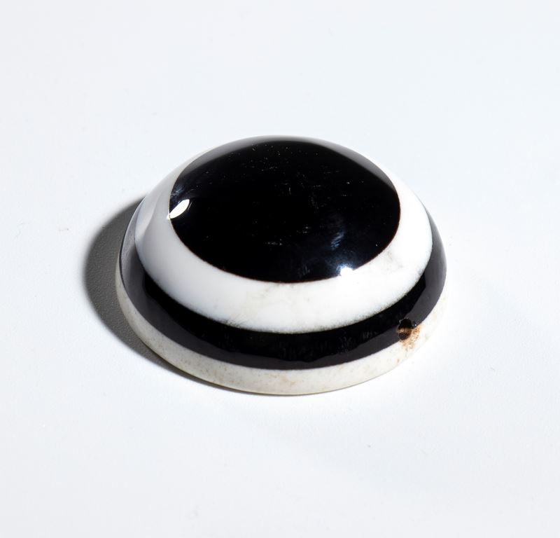 Placchetta in agata bianca e nera in stile Vittoriano