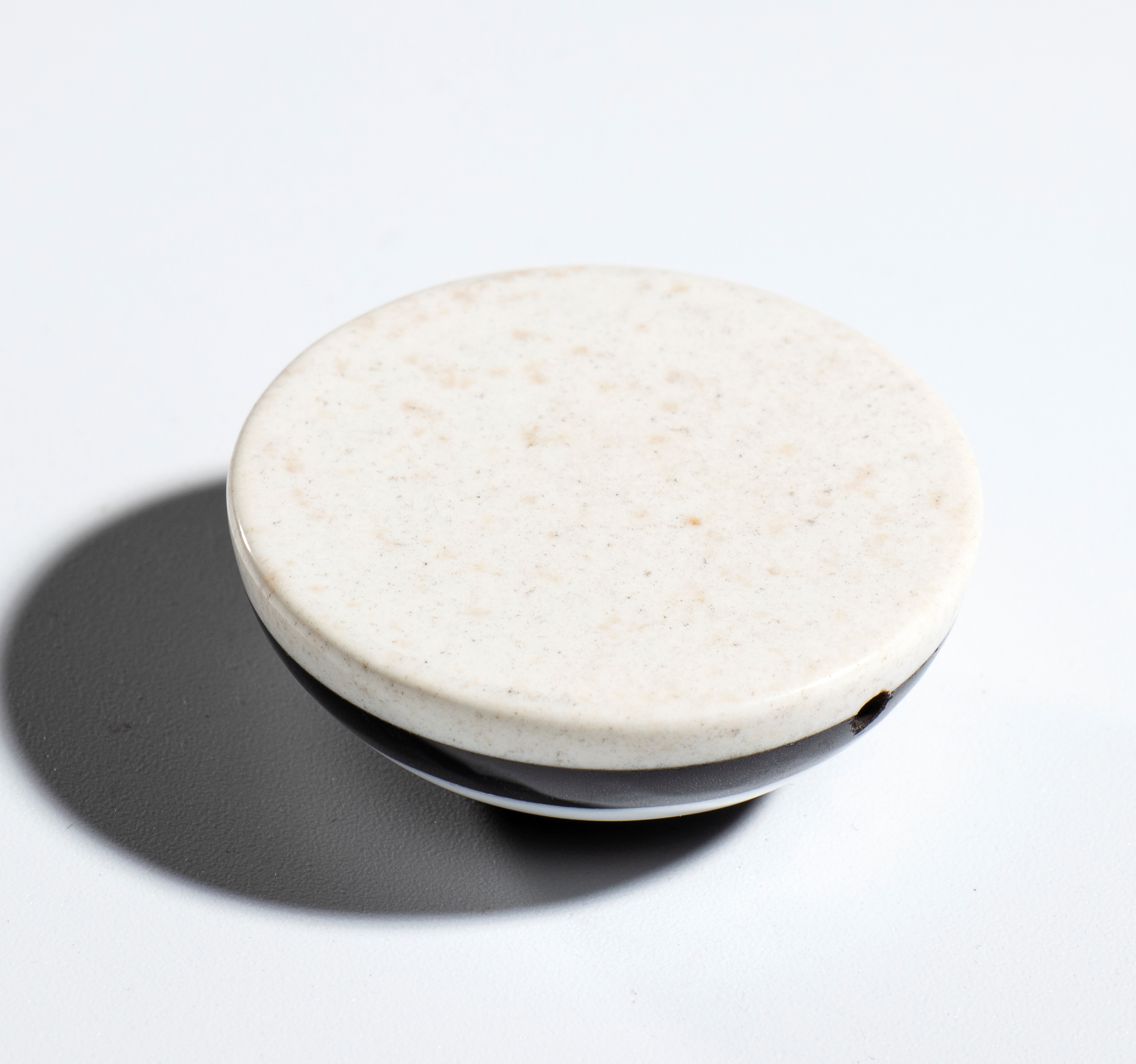 Placchetta in agata bianca e nera in stile Vittoriano