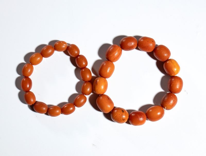 Lotto di due bracciali in ambra