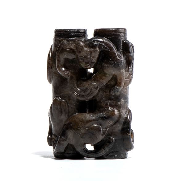 Ornamento pendente in giada scura intagliato, Cina