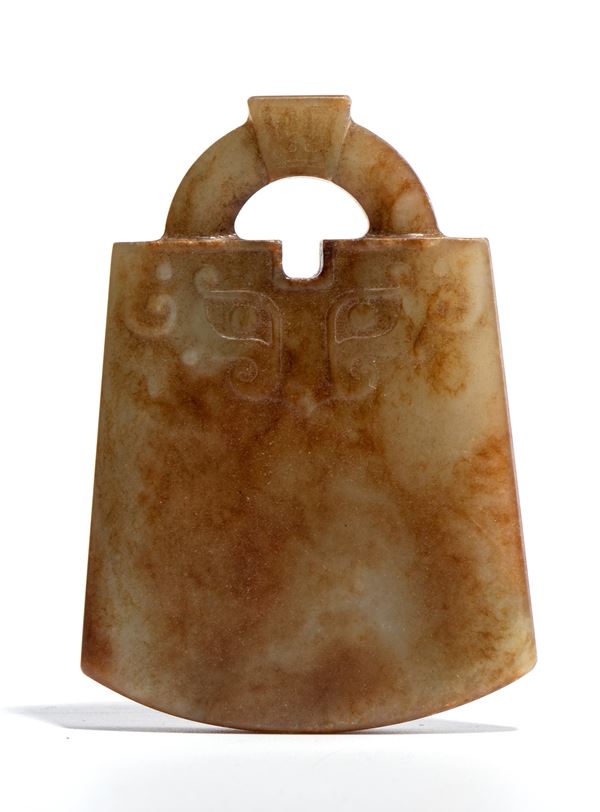 Ornamento pendente intagliato in giada, Cina 