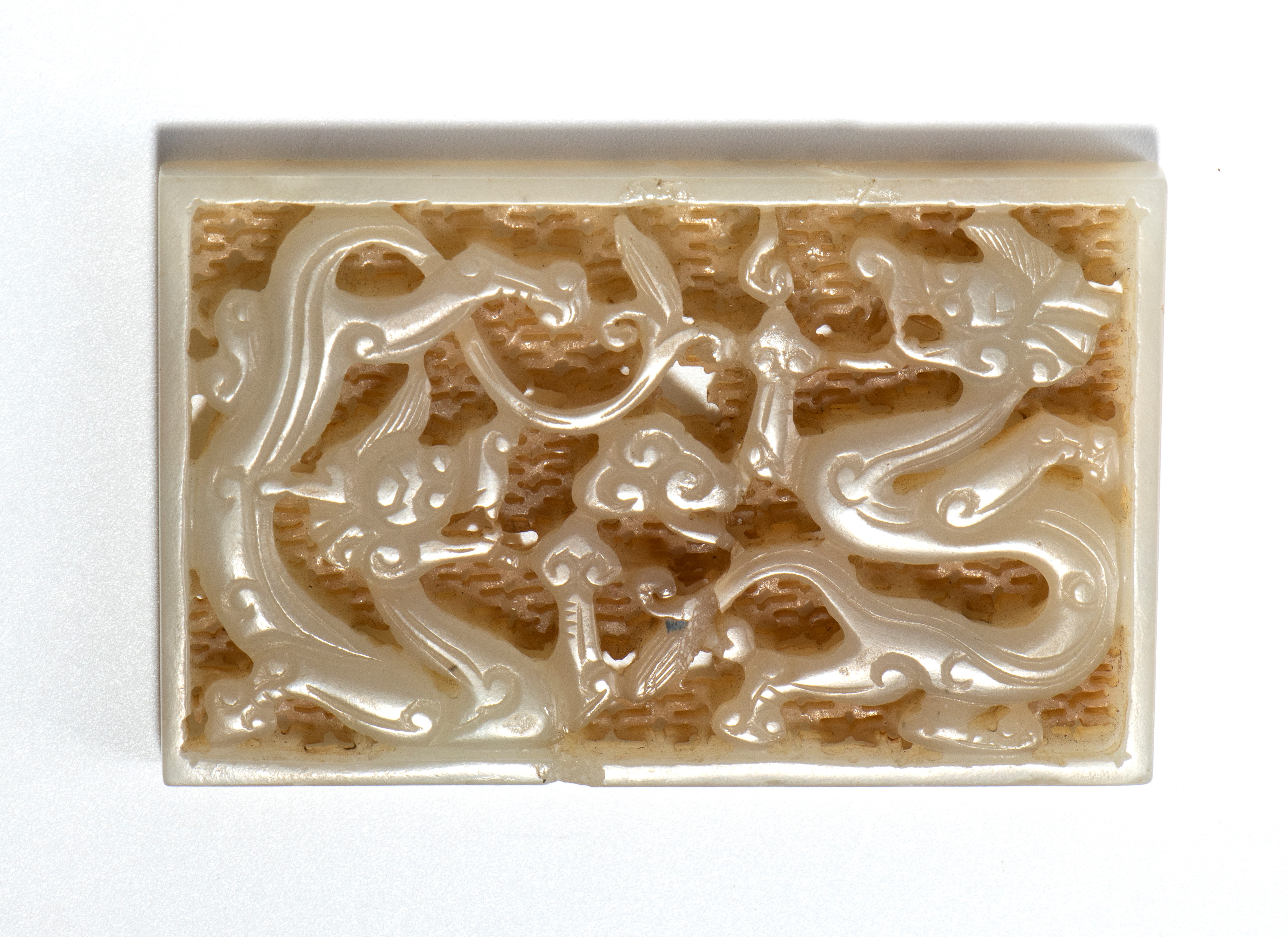 Placca in giada, drago a rilievo e traforo, Cina, dinastia Qing (XVIII secolo)