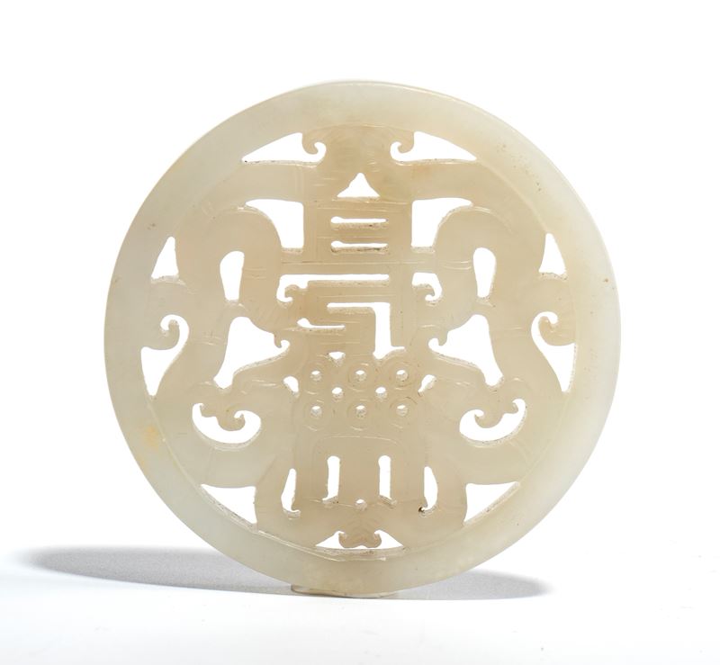 Ornamento pendente in giada, Cina, XX secolo, decorato con drago