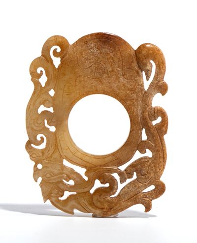 Cina, Ornamento pendente in giada lavorata a traforo con decorazioni di draghi arcaici, dinastia ...