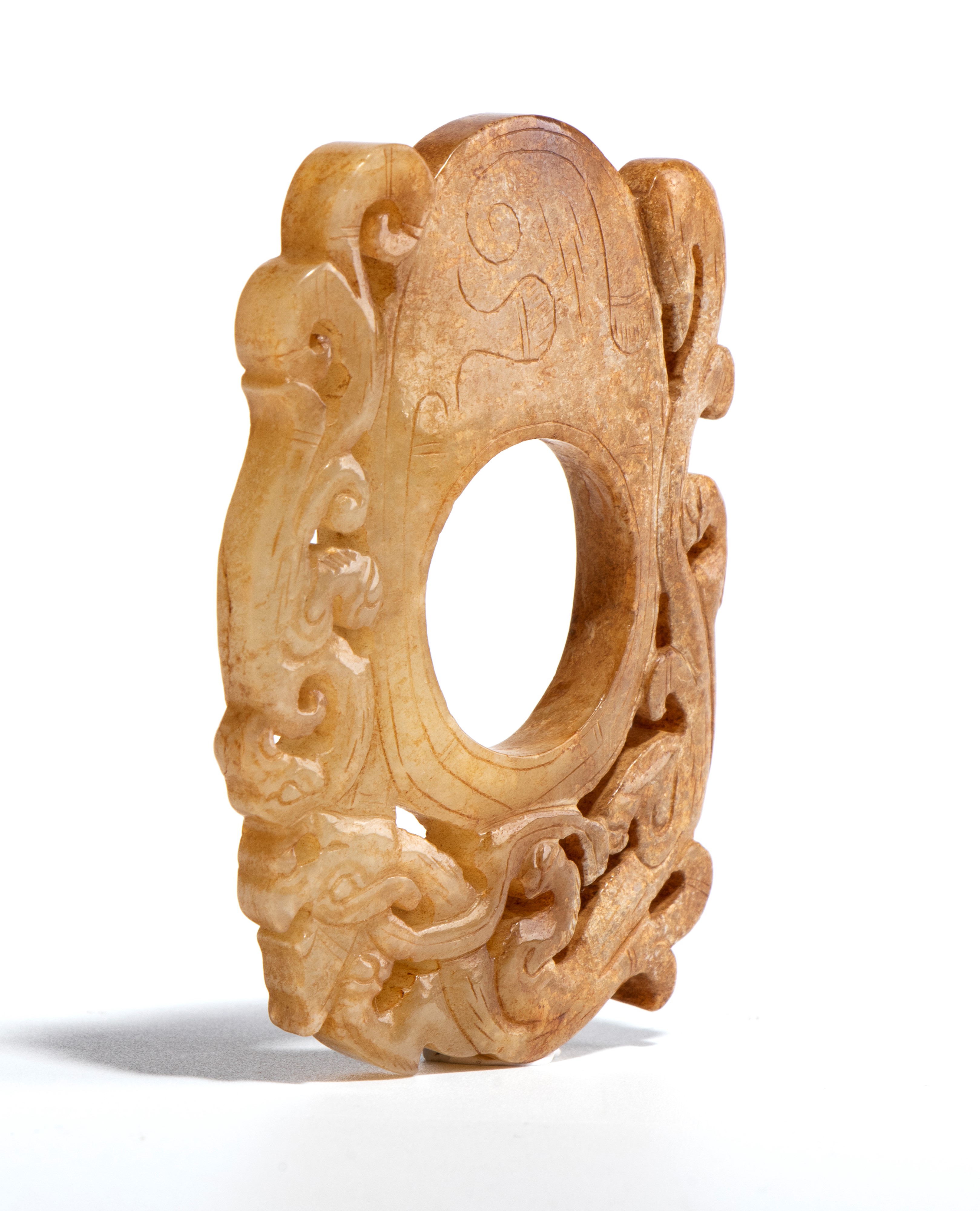 Cina, Ornamento pendente in giada lavorata a traforo con decorazioni di draghi arcaici, dinastia ...