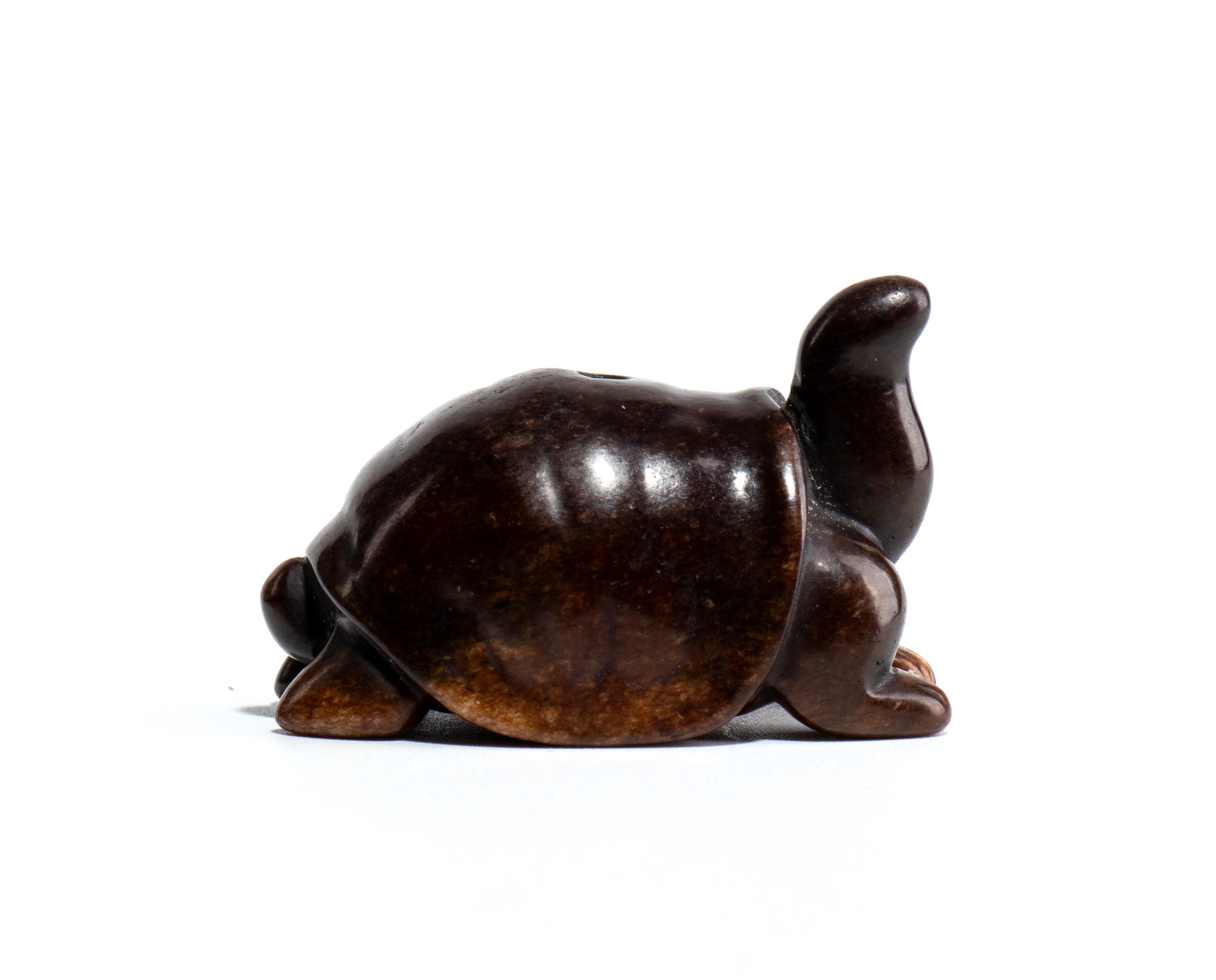 Intaglio in giada, raffigurante una tartaruga, Cina, fine dinastia Qing-periodo Repubblica