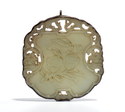 Placchetta in giada, decorata a traforo con Qilin e loto d'acqua, Cina, fine dinastia Qing-period...