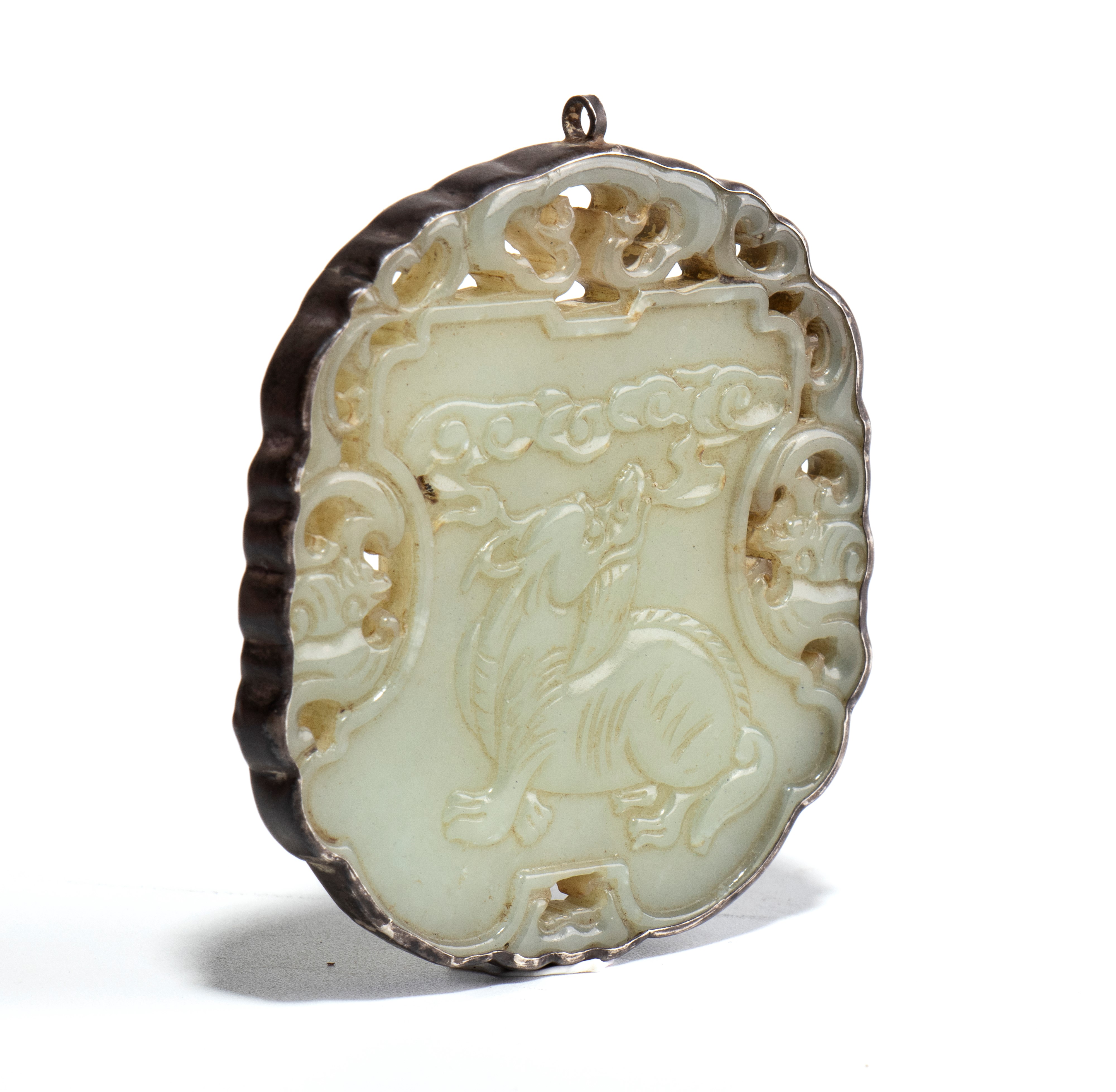 Placchetta in giada, decorata a traforo con Qilin e loto d'acqua, Cina, fine dinastia Qing-period...