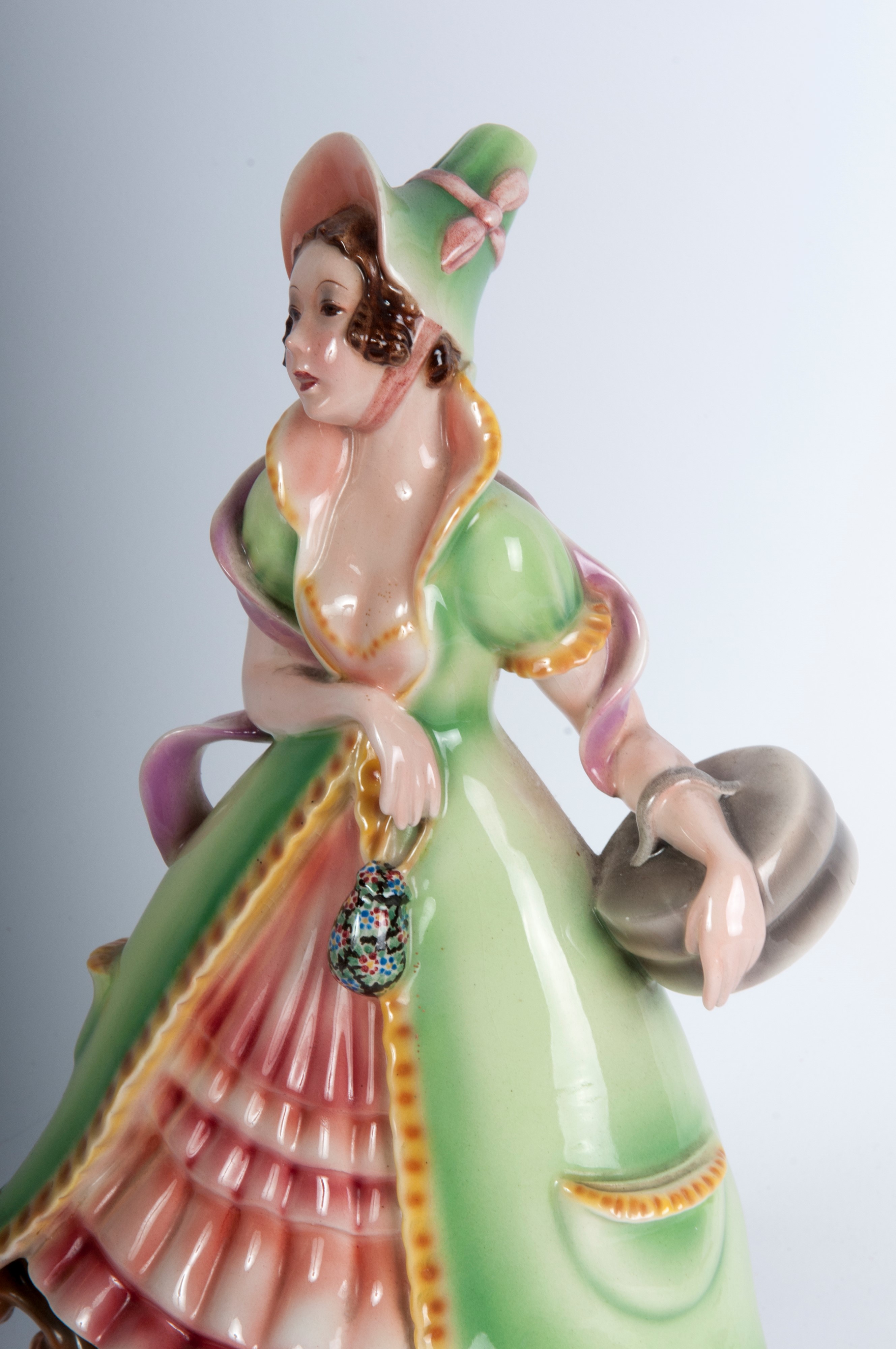 Goldscheider, Putzmacherin (creatrice di cappelli per signore e per teatro) - scultura in ceramic...