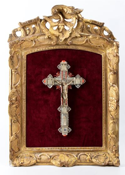 Italia Meridionale, Cristo in avorio, scultura devozionale su croce in madreperla e corallo (XIX ...