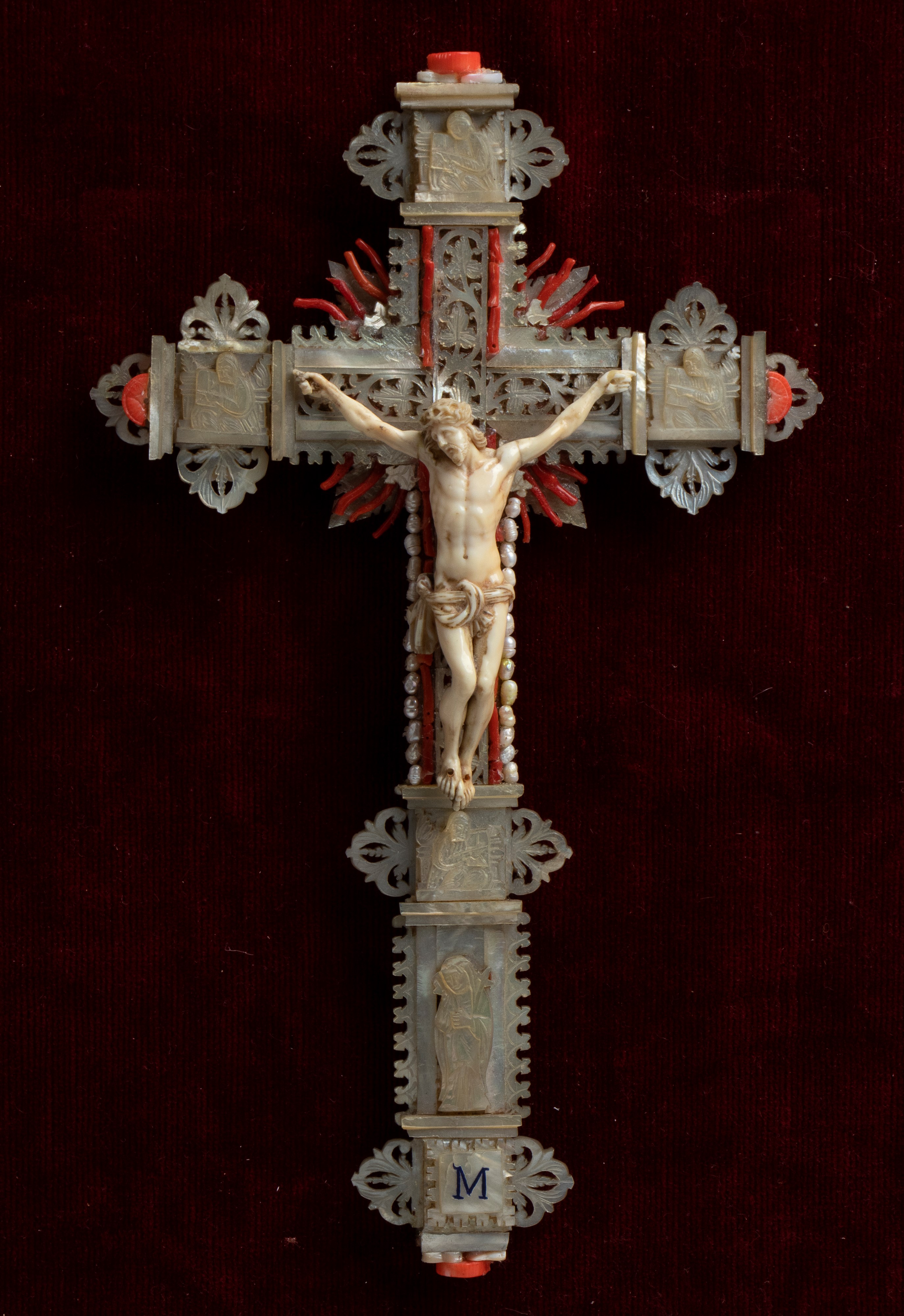 Italia Meridionale, Cristo in avorio, scultura devozionale su croce in madreperla e corallo (XIX ...