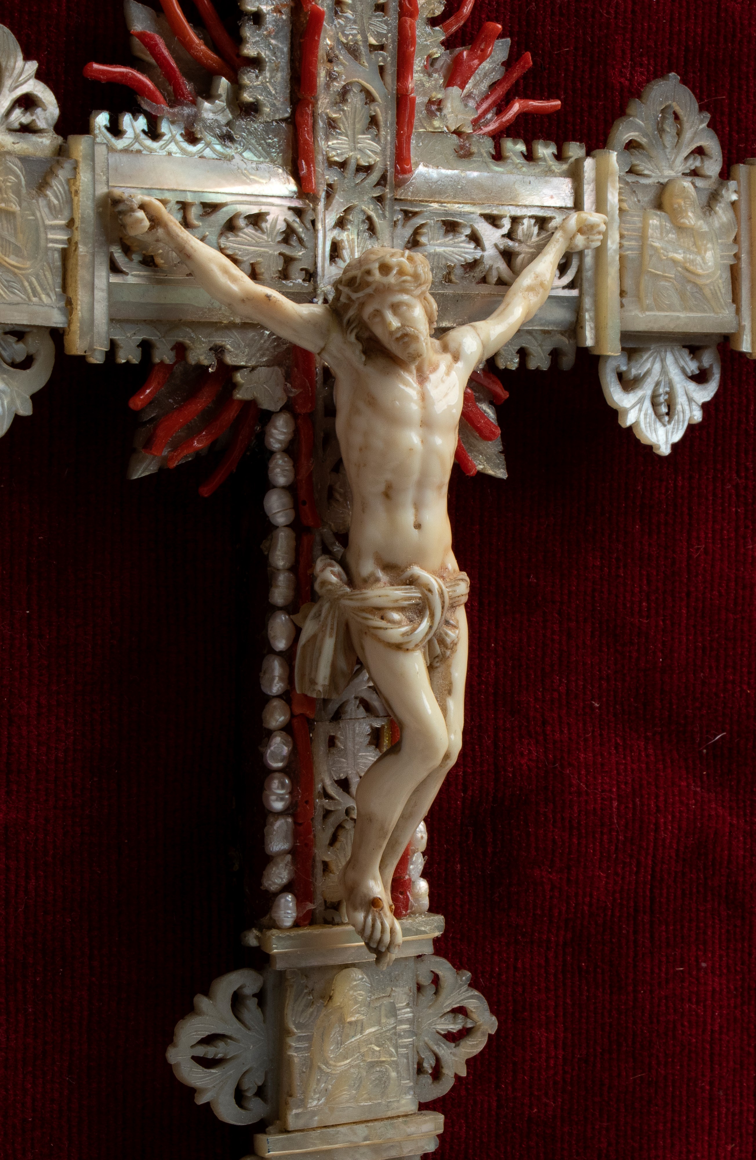 Italia Meridionale, Cristo in avorio, scultura devozionale su croce in madreperla e corallo (XIX ...