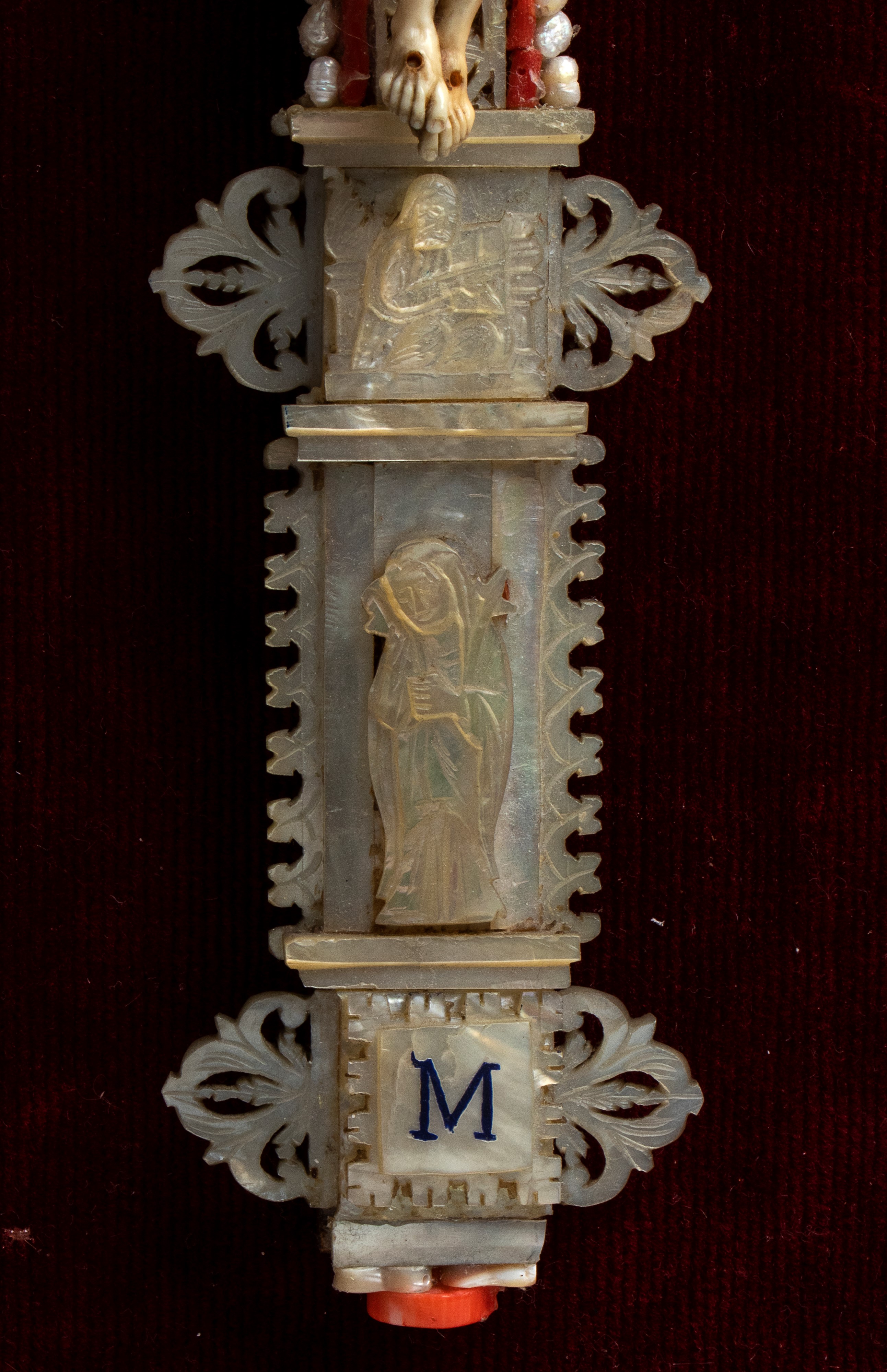 Italia Meridionale, Cristo in avorio, scultura devozionale su croce in madreperla e corallo (XIX ...