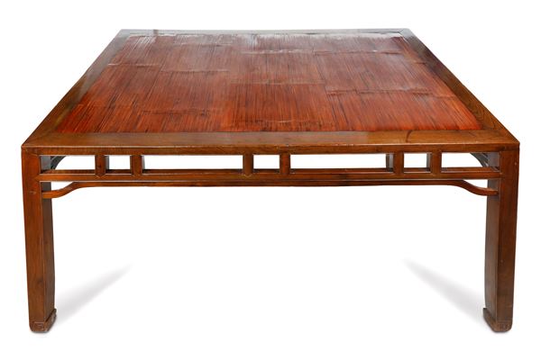 Tavolo con piano in bambù pressato