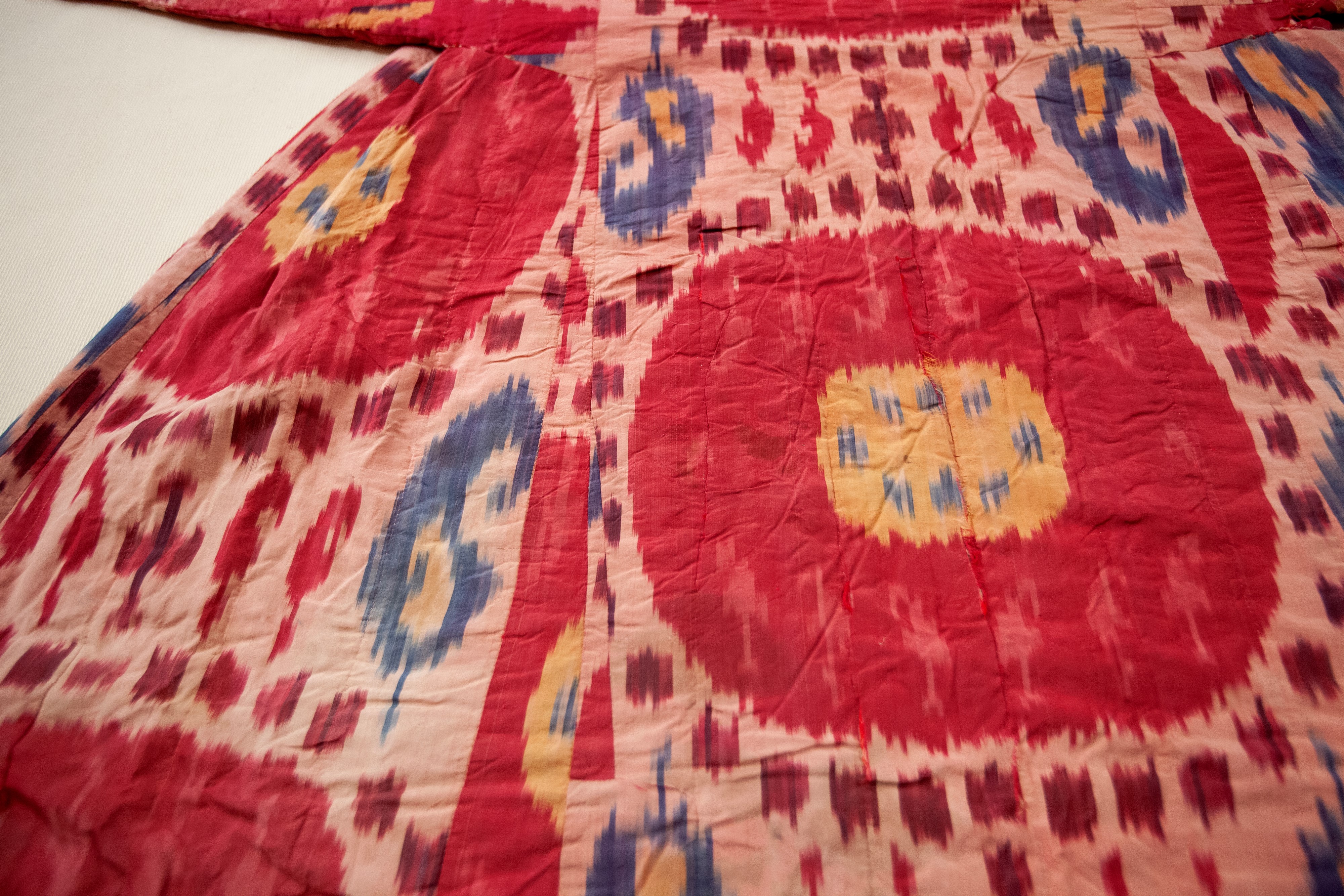 Abito Uzbeko 'Chapan', tessuto in seta con tecnica 'Ikat'