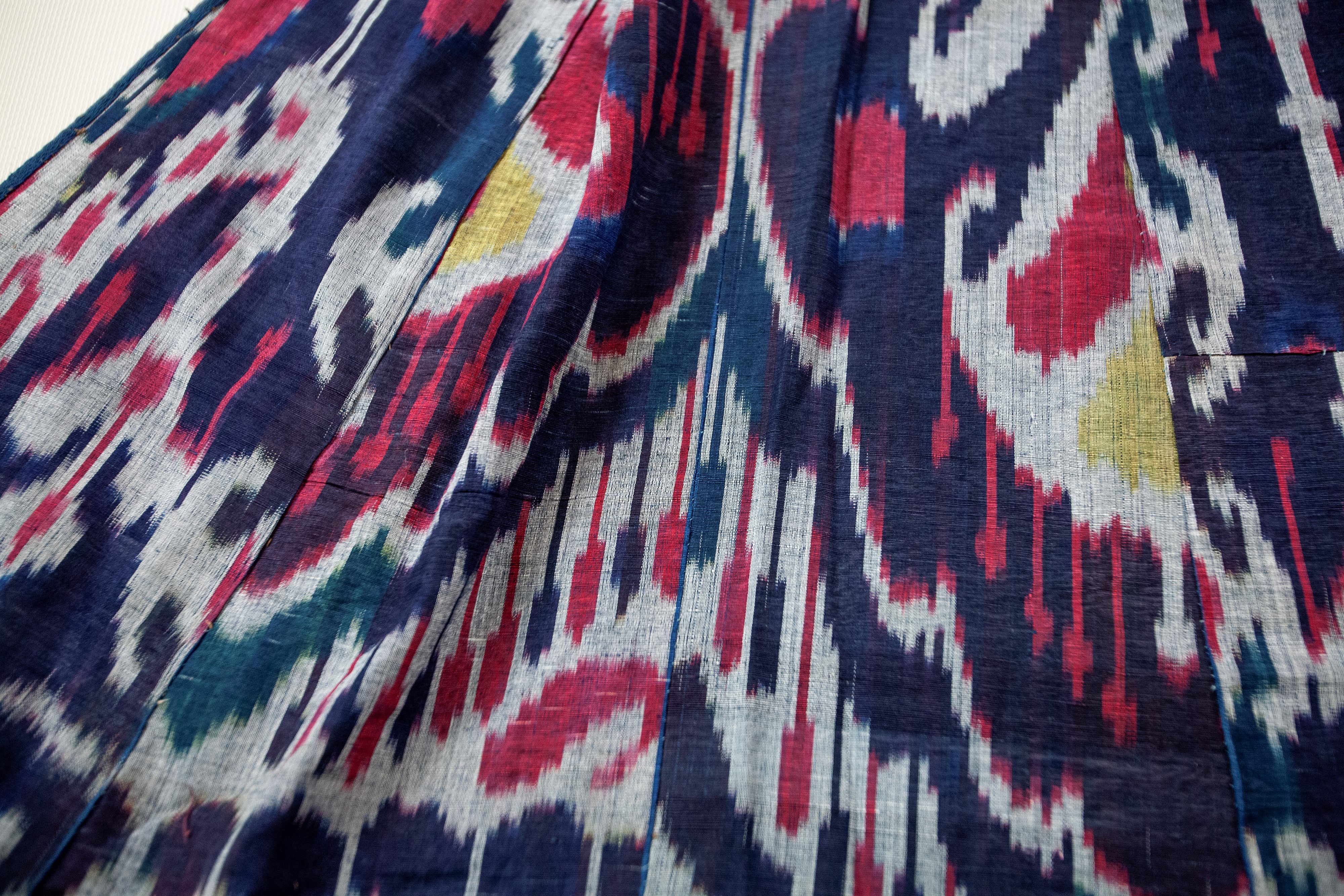 Abito Uzbeko 'Chapan', tessuto in cotone e seta con tecnica 'Ikat'