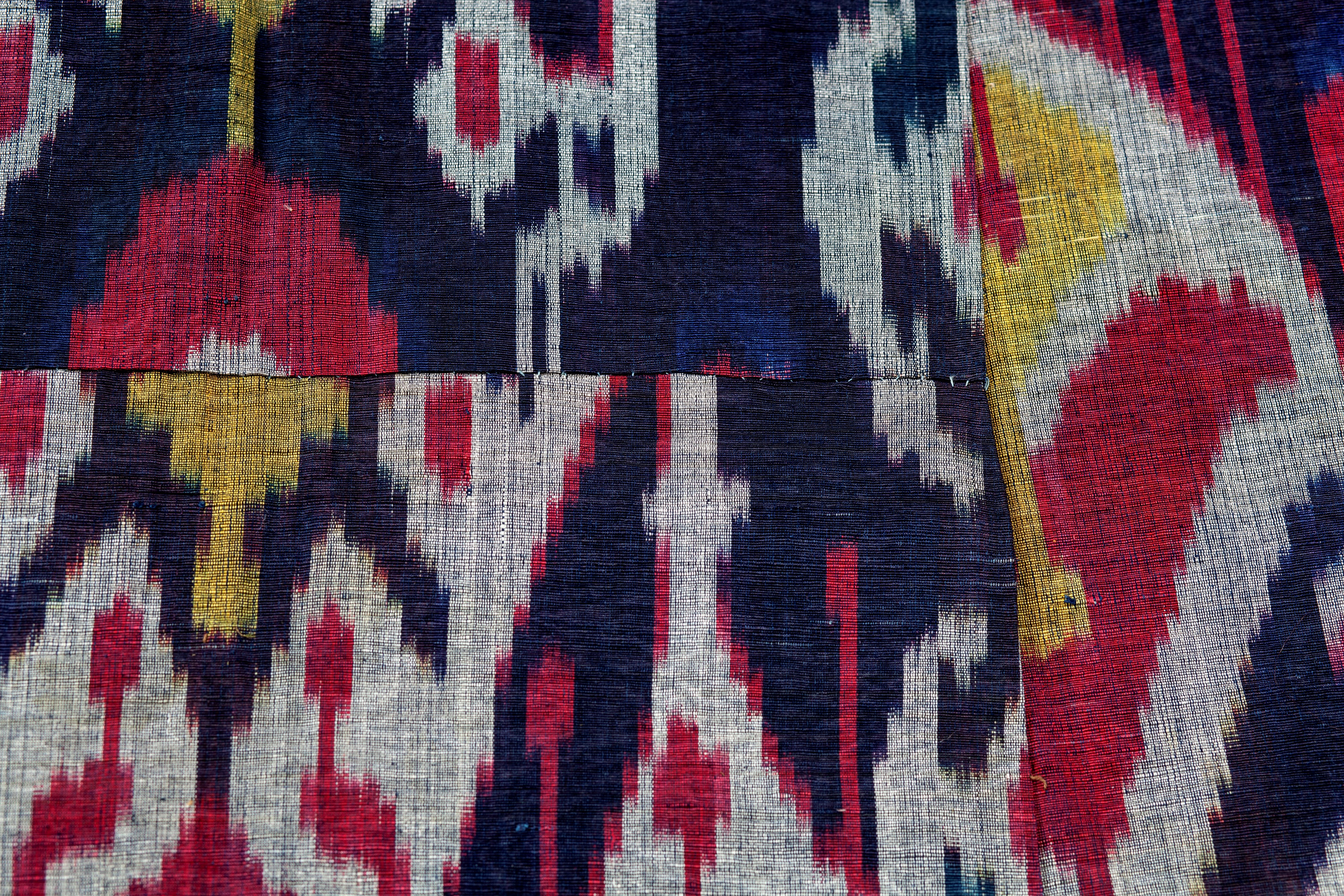 Abito Uzbeko 'Chapan', tessuto in cotone e seta con tecnica 'Ikat'